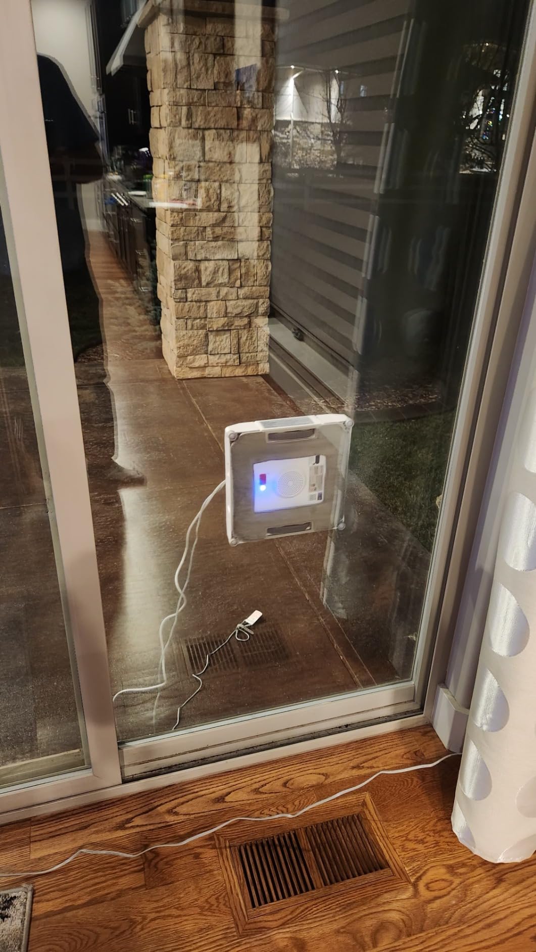 ECOVACS Winbot W1 Pro Window Cleaning Robot, Intelligent Cleaning with Dual Cross Water Spray Technology, Win SLAM 3.0 Path Planning, 2800Pa Suction Power, Edge Detection Technology, App Control, Grey - Customer Photo 1