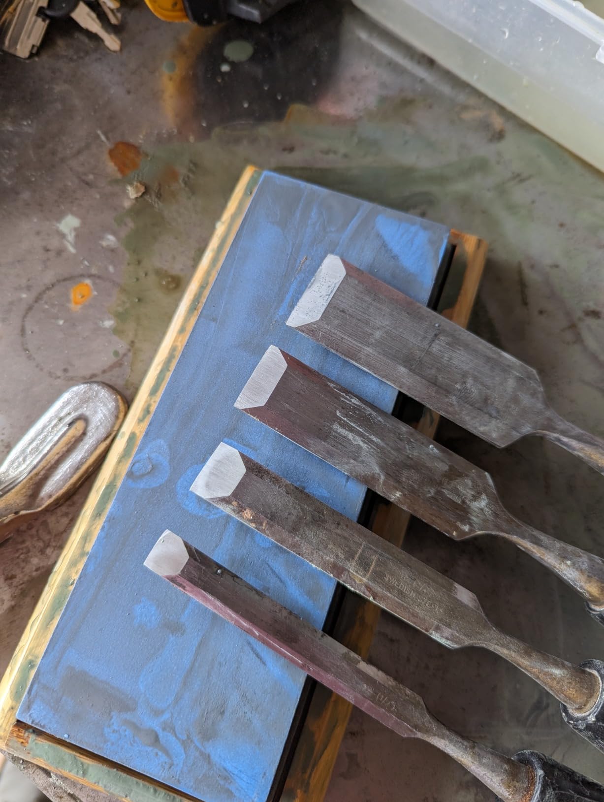 Saker Honing Guide with Whetstone - Red Off-Center Upgraded Honing Tool and Diamond Sharpening Stone Set Kit for Knife, Short Chisels and Planes, Fine/Coarse Plate, 400/1000/Grit - Customer Photo 2