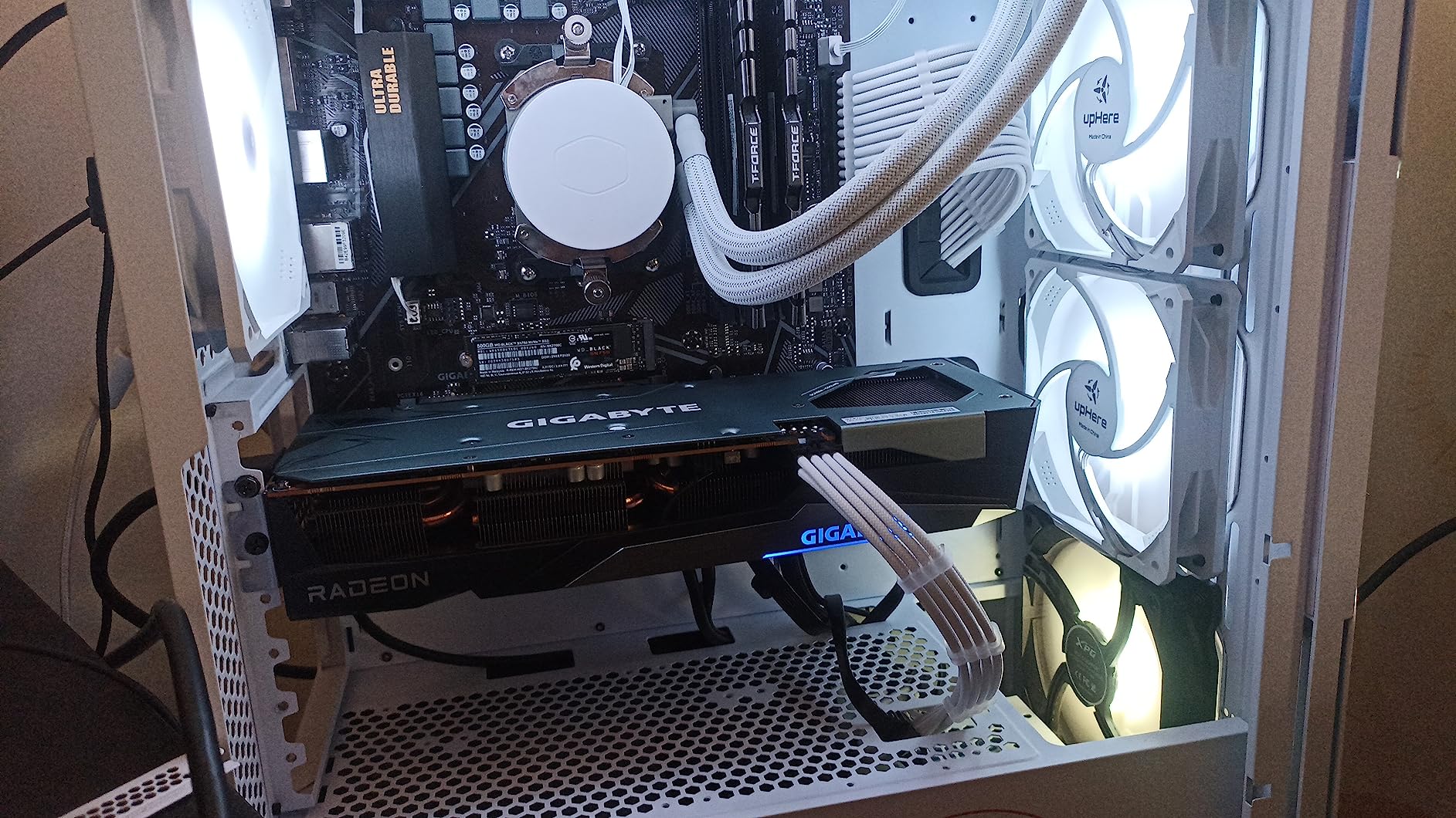 Gigabyte GV-R76GAMING OC-8GD Radeon RX 7600 Gaming OC 8G Graphics Card, 3X WINDFORCE Fans 8GB 128-bit GDDR6, Video Card - Customer Photo 2