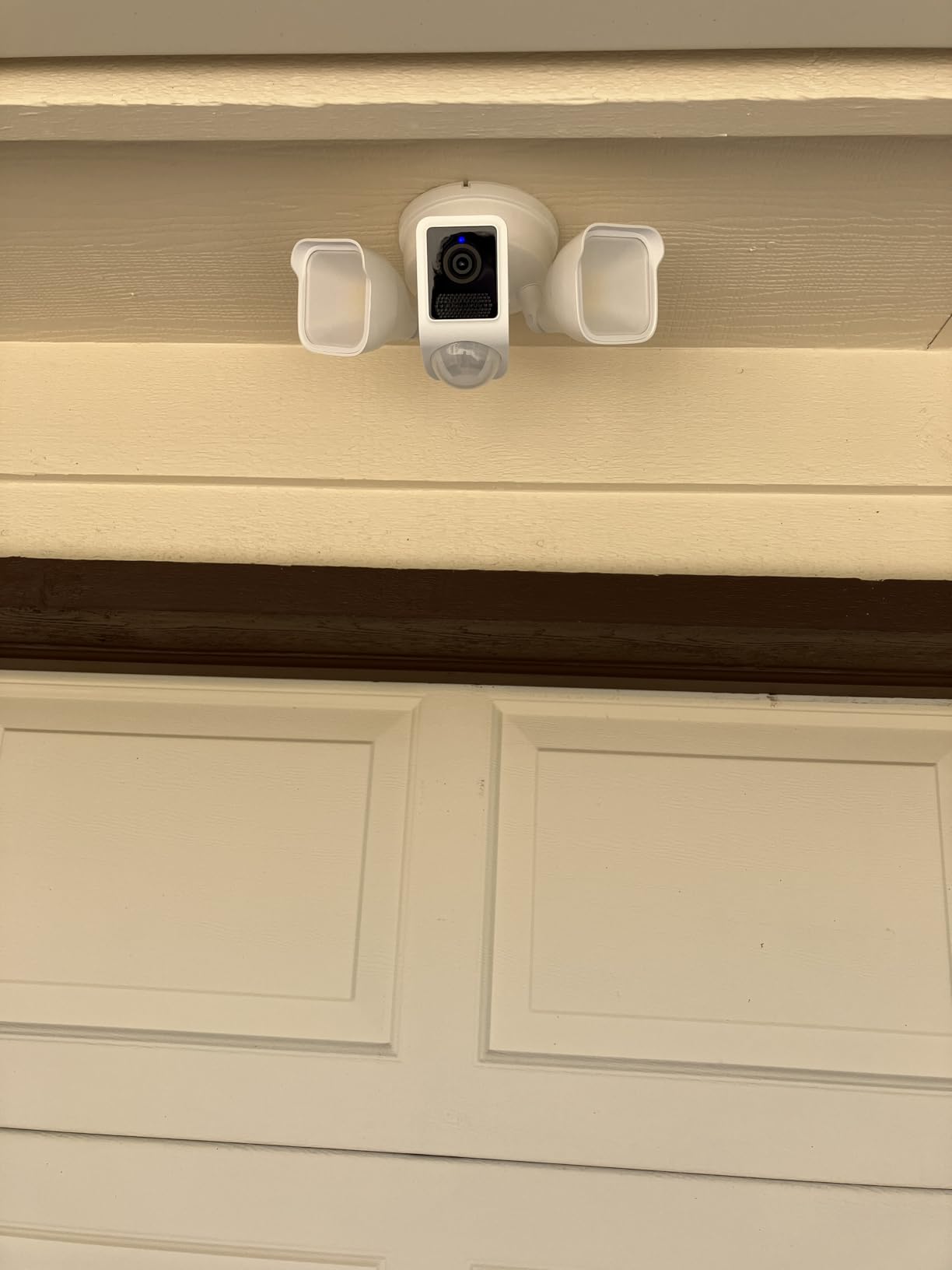 WYZE Floodlight Camera v2, Security Camera Outdoor, 2K HD with Color Night Vision, 2800-Lumen LEDs, 160° Wide View, 105dB Siren, Works with Alexa & Google Assistant, Wired, Free Expert Support - Customer Photo 1