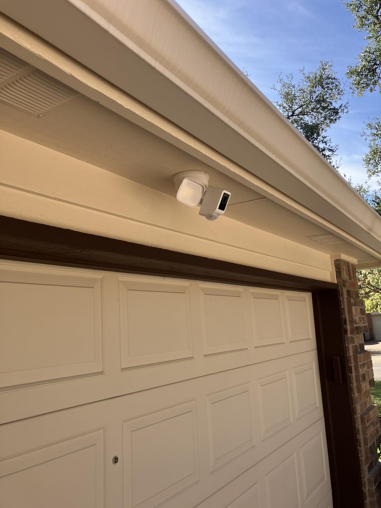 WYZE Floodlight Camera v2, Security Camera Outdoor, 2K HD with Color Night Vision, 2800-Lumen LEDs, 160° Wide View, 105dB Siren, Works with Alexa & Google Assistant, Wired, Free Expert Support - Customer Photo 2