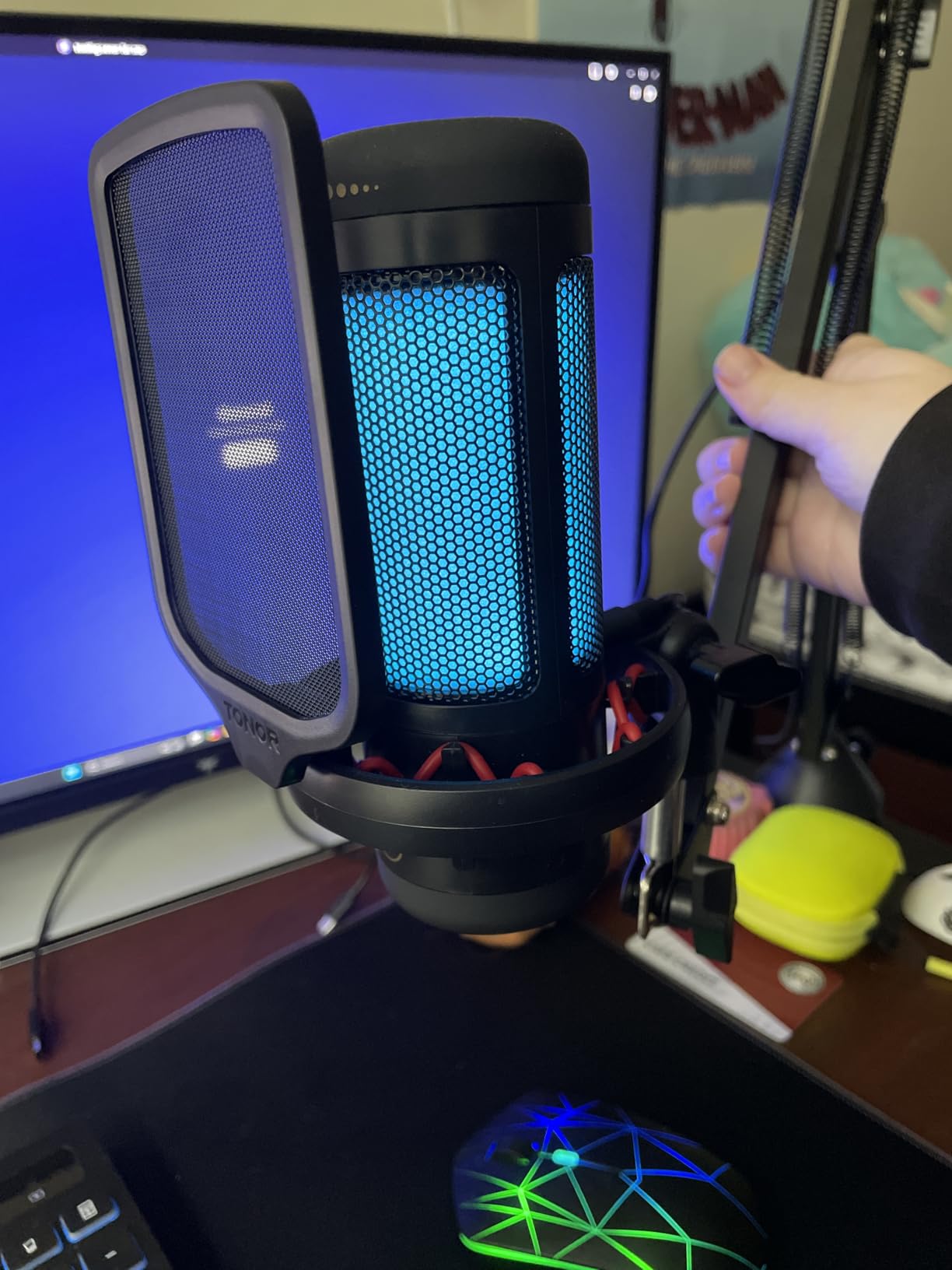 TONOR Gaming Microphone Set with Boom Arm, USB Condenser Mic for PC with Stand, Controllable RGB Lighting Modes & Brightness, Quick Mute, Volume Control, for Twitch Streaming, Discord Chatting TC310+ - Customer Photo 2