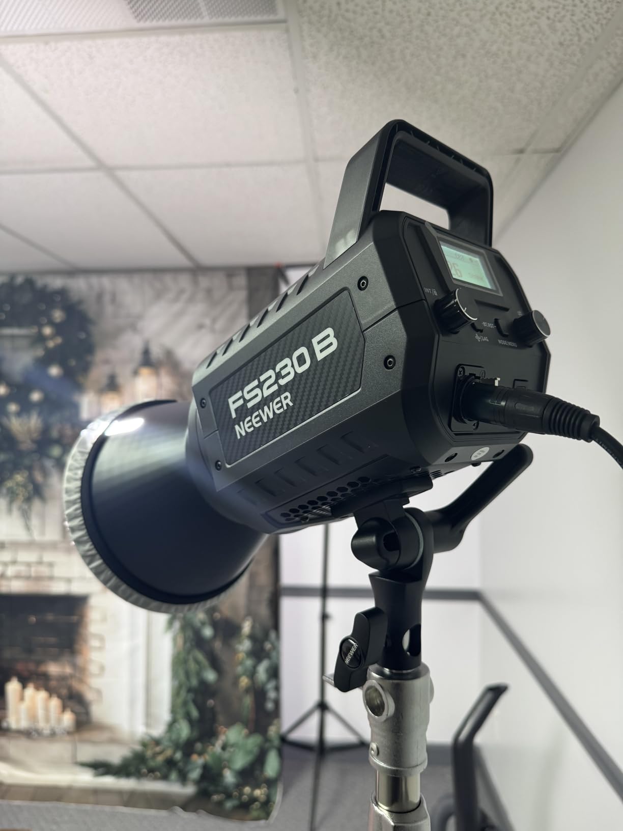 NEEWER FS150B LED Video Light 2.4G/APP Control,130W Bi Color COB Silent Photography Continuous Output Lighting with 4 Types Precise Dimming, 72000lux/1m, 2700K-6500K, CRI 97+,12 Effects, Bowens Mount customer photo 2