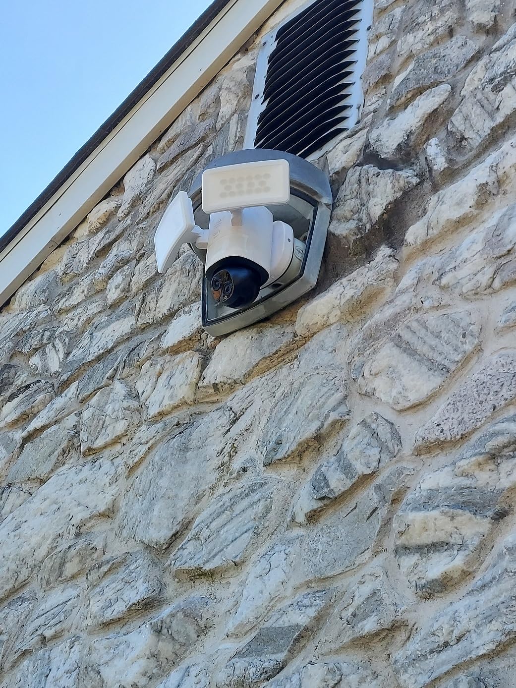 eufy Security Camera Floodlight Camera E340 Wired, Security Camera Outdoor, 360° PTZ, 24/7 Recording, 2.4G/5G Wi-Fi, 2000 LM, Motion Detection, Built-In Siren, Dual Cam, HB3 Compatible, No Monthly Fee - Customer Photo 1