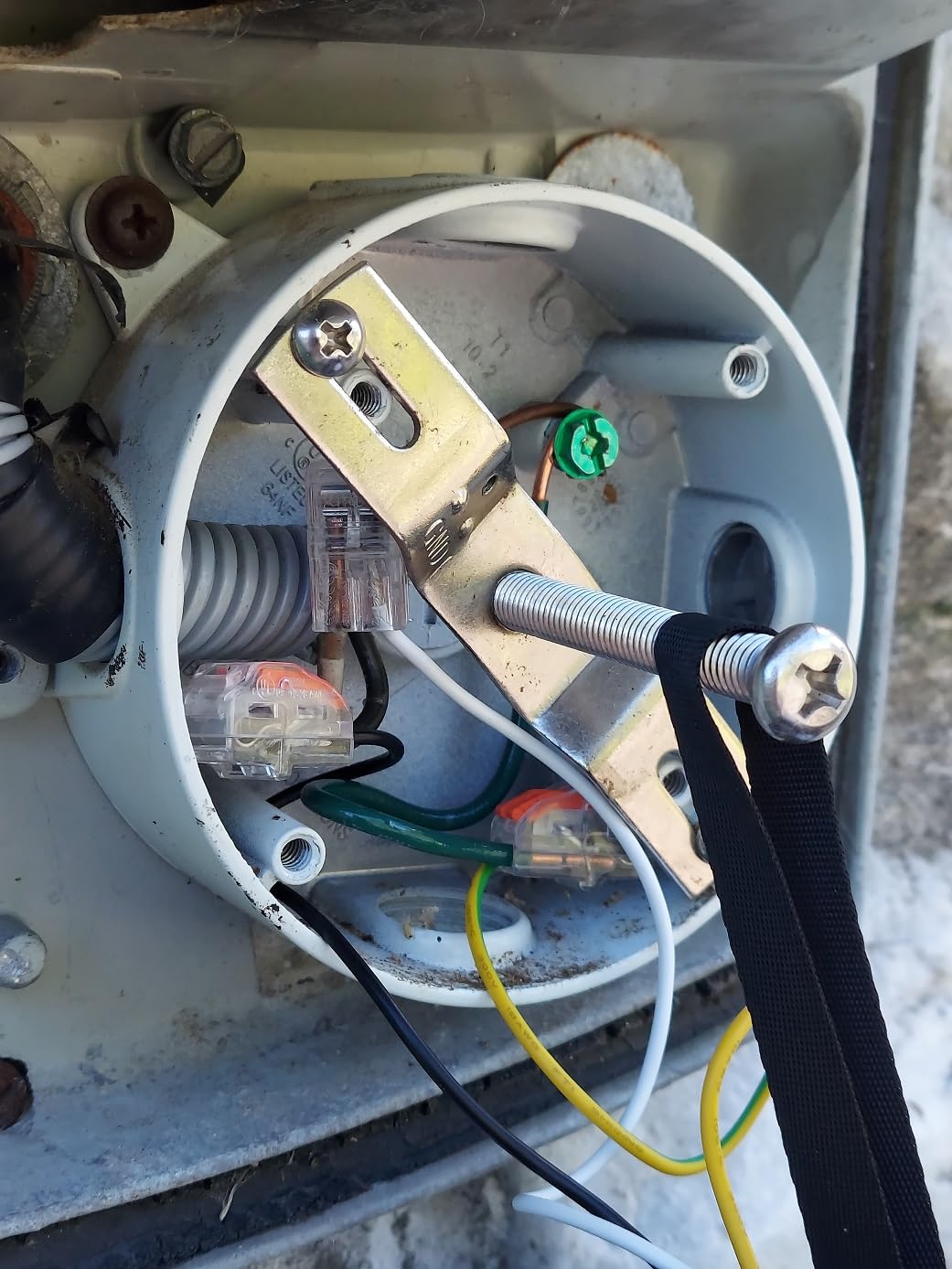 eufy Security Camera Floodlight Camera E340 Wired, Security Camera Outdoor, 360° PTZ, 24/7 Recording, 2.4G/5G Wi-Fi, 2000 LM, Motion Detection, Built-In Siren, Dual Cam, HB3 Compatible, No Monthly Fee - Customer Photo 2