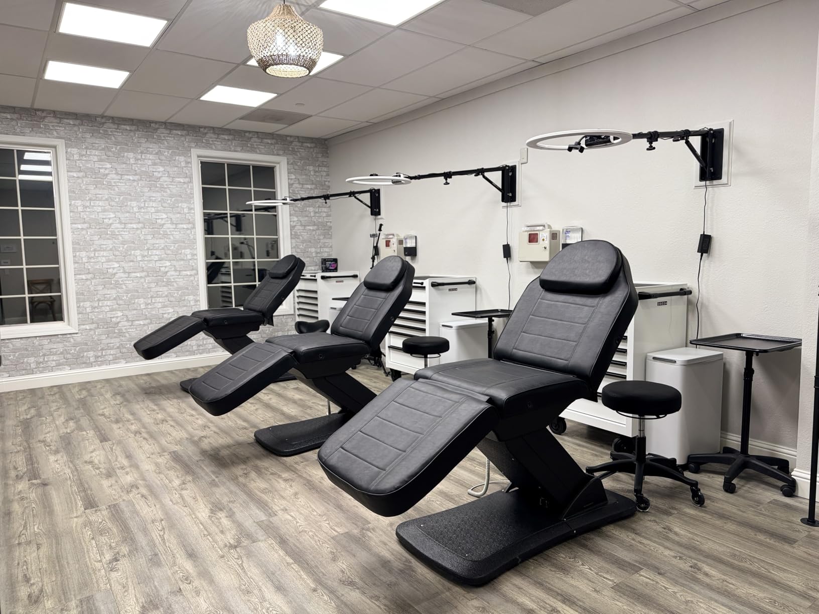 NEEWER Professional 18 Inch Ring Light with Tripod Stand Phone Holder Compatible with iPhone, 45W Remote Shutter App Control, Video Recording Makeup Selfie Studio Streaming Filming, RP18B Pro Black - Customer Photo 1