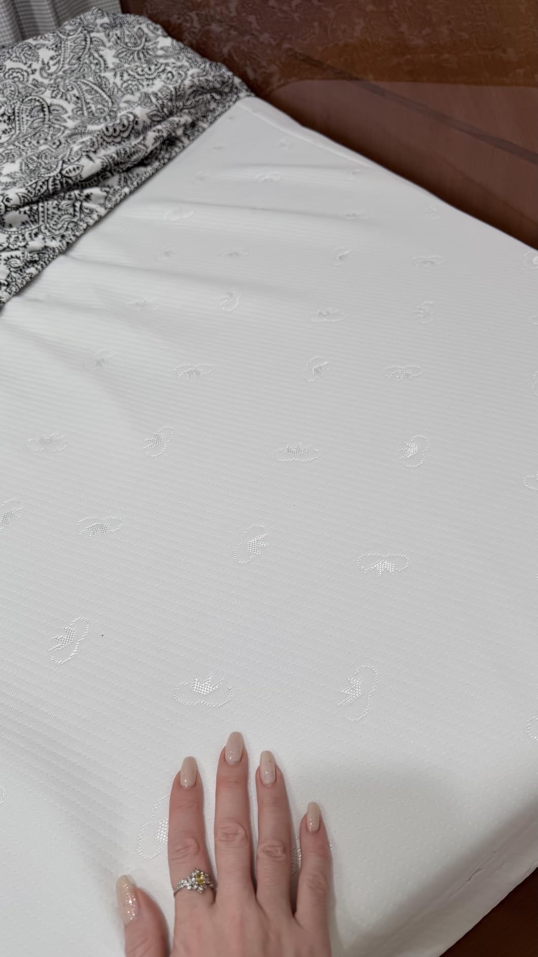 Novilla Queen Mattress, 12 Inch Queen Size Memory Foam with Comfort for Pressure Relief & Cool Fresh Sleep,Removable Washable Cover, Medium Firm - Customer Photo 2