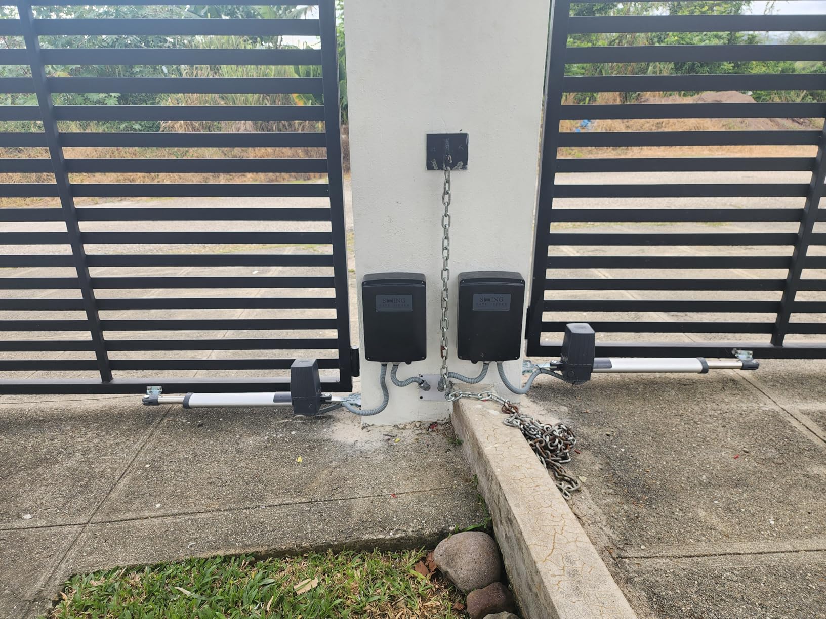 CO-Z ADSW4 Automatic Gate Opener Kit, Dual Swing Gate Openers for Doors up to 1300lb 20ft, Electric Driveway Gate Openers with Remote Kit Infrared Sensors Equipped Solar Battery Charging Compatible - Customer Photo 1