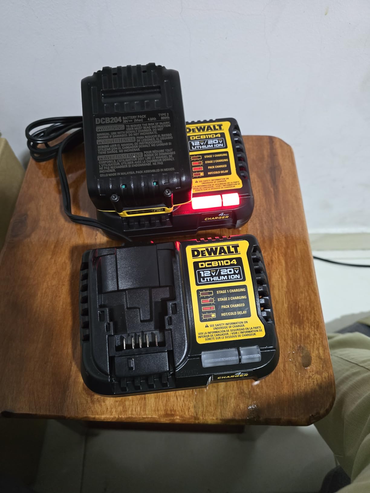 DEWALT 12V MAX/20V MAX Lithium Ion Battery Charger, 4 Amp (DCB1104) - Customer Photo 2