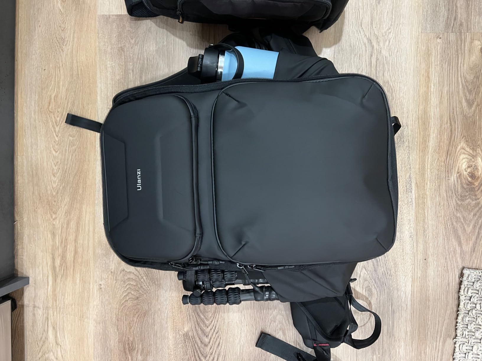 ULANZI BP10 35L Hardshell Camera Backpack, Professional Splash-proof Photography Camera Case Anti Theft Travel f Photographers Unisex Drone DSLR Mirrorless Camera Lens Tripod Holder 17'' Laptop Black - Customer Photo 4