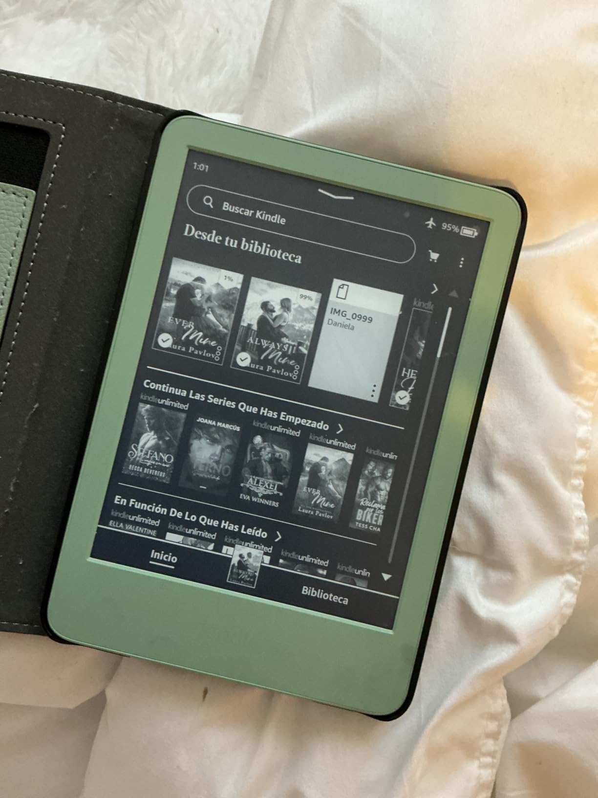 Amazon Kindle 16 GB (newest model) - Lightest and most compact Kindle, now with faster page turns, and higher contrast ratio, for an enhanced reading experience - Black - Customer Photo 1