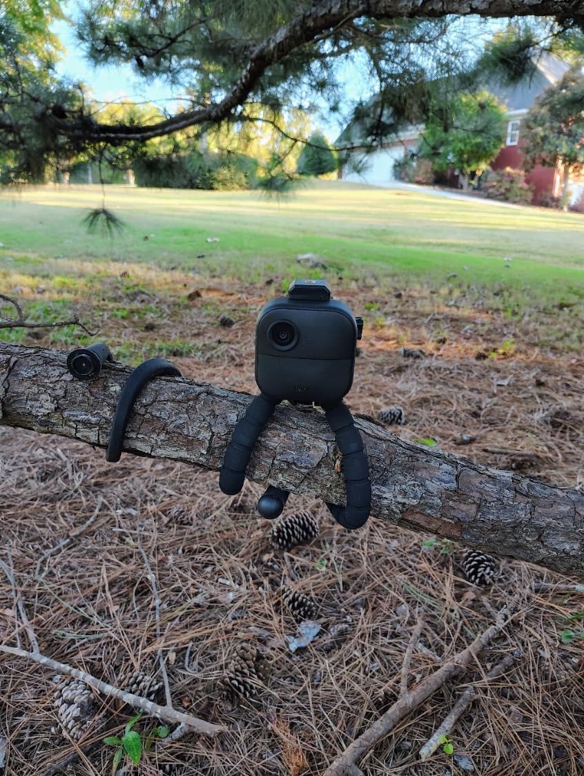 Amazon Basics Portable and Flexible Tripod with Wireless Remote and Smartphone Clamp, 10-inch, Black customer photo 1