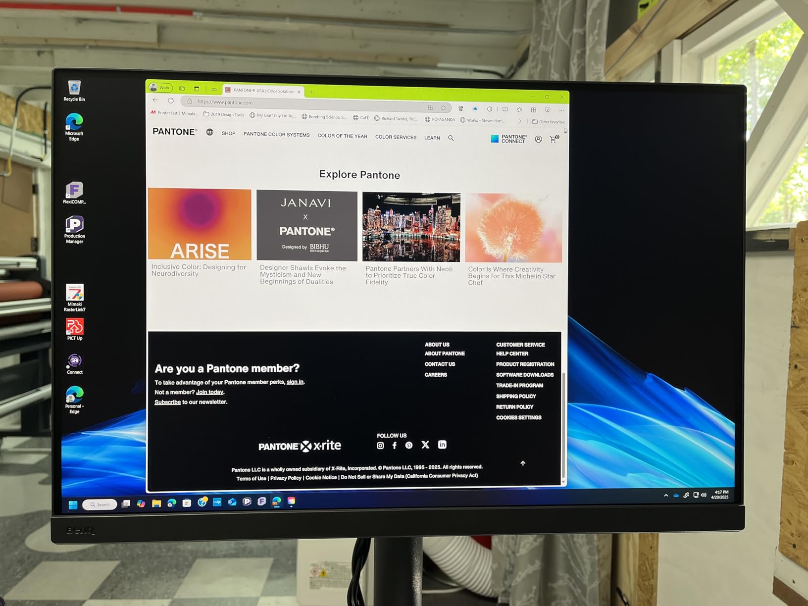 BenQ SW242Q 24-inch 2K Hardware Calibration Monitor - 99% Adobe RGB, 100% sRGB, Hardware Calibration, 90W USB-C, 16-bit 3D LUT, HDR10, TUV Anti-Reflection - Customer Photo 1