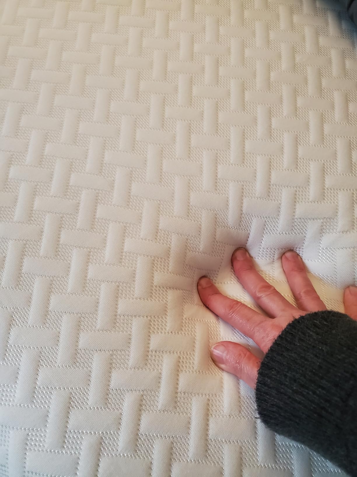 Zinus 10 Inch Queen Cooling Essential Memory Foam Mattress [NewVersion], Fiberglass Free, Medium Feel, Breathable Cooling Layers, Certified Safe Materials - Customer Photo 2