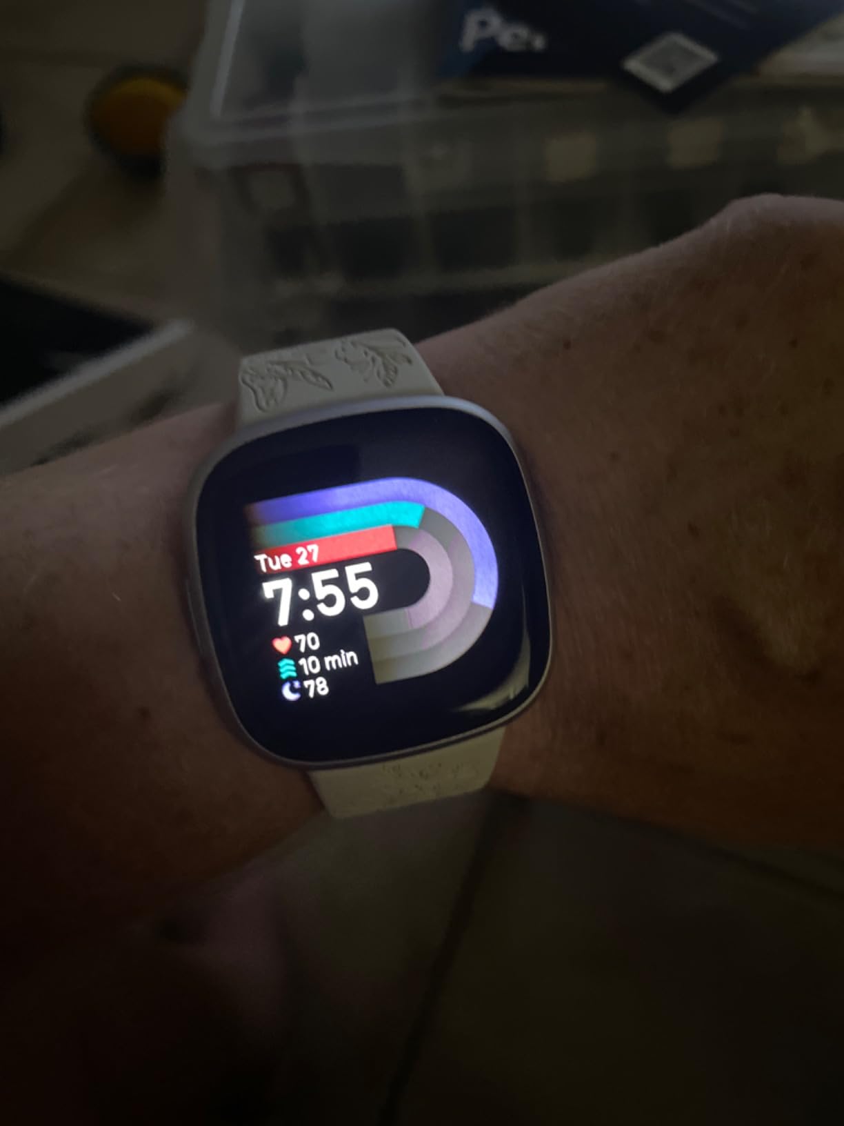 Fitbit Versa 4 Fitness Smartwatch with Daily Readiness, GPS, 24/7 Heart Rate, 40+ Exercise Modes, Sleep Tracking and more, Black/Graphite, One Size (S & L Bands Included) (Renewed) - Customer Photo 2