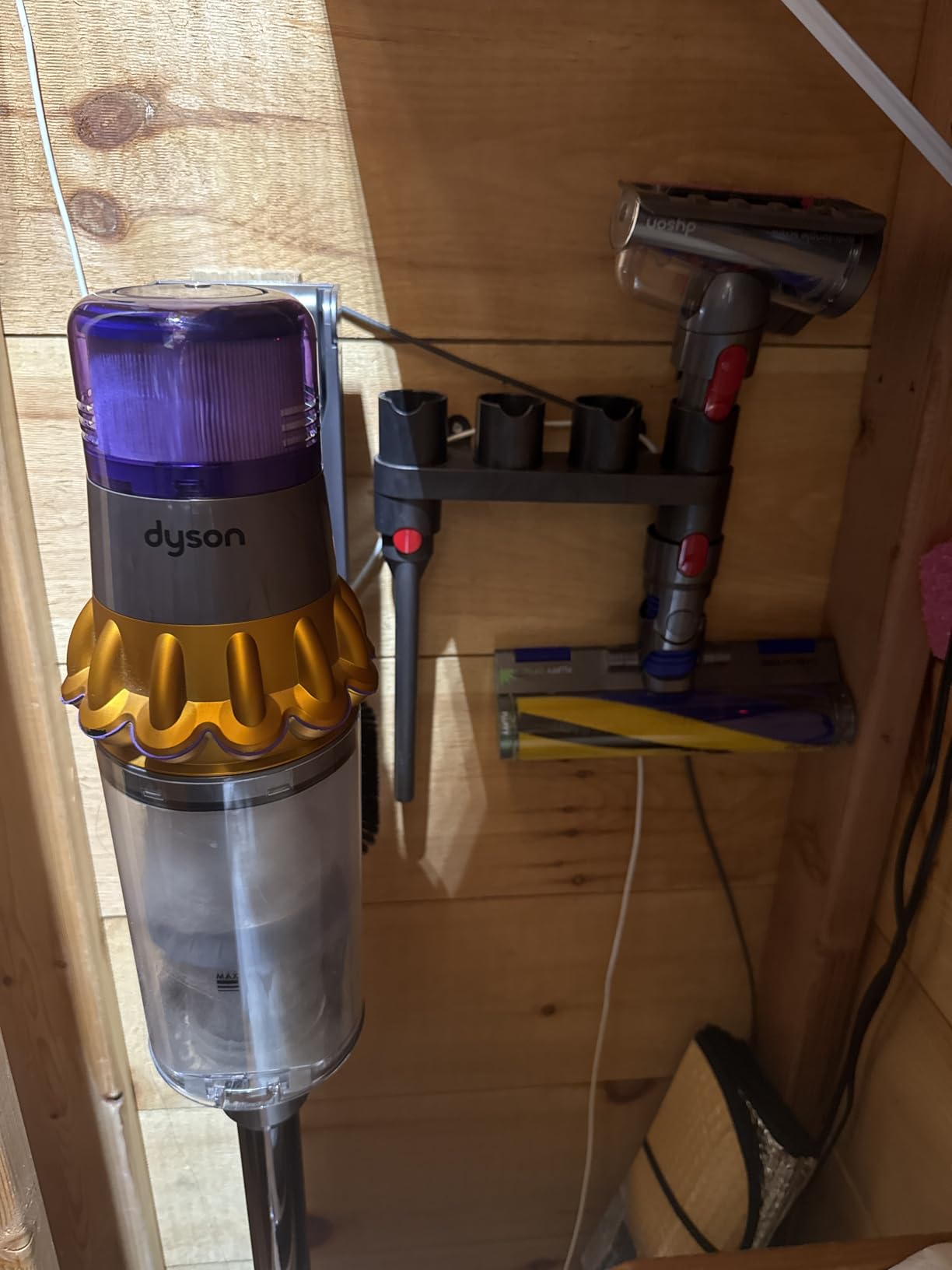 Dyson V15 Detect Plus Cordless Vacuum, Illumination Reveals dust, 240AW, 3 Power Modes, Up to 60 Minutes, Deep Cleans Hard Floors and Carpets, Detangles pet Hair, Converts to Handheld - Customer Photo 2