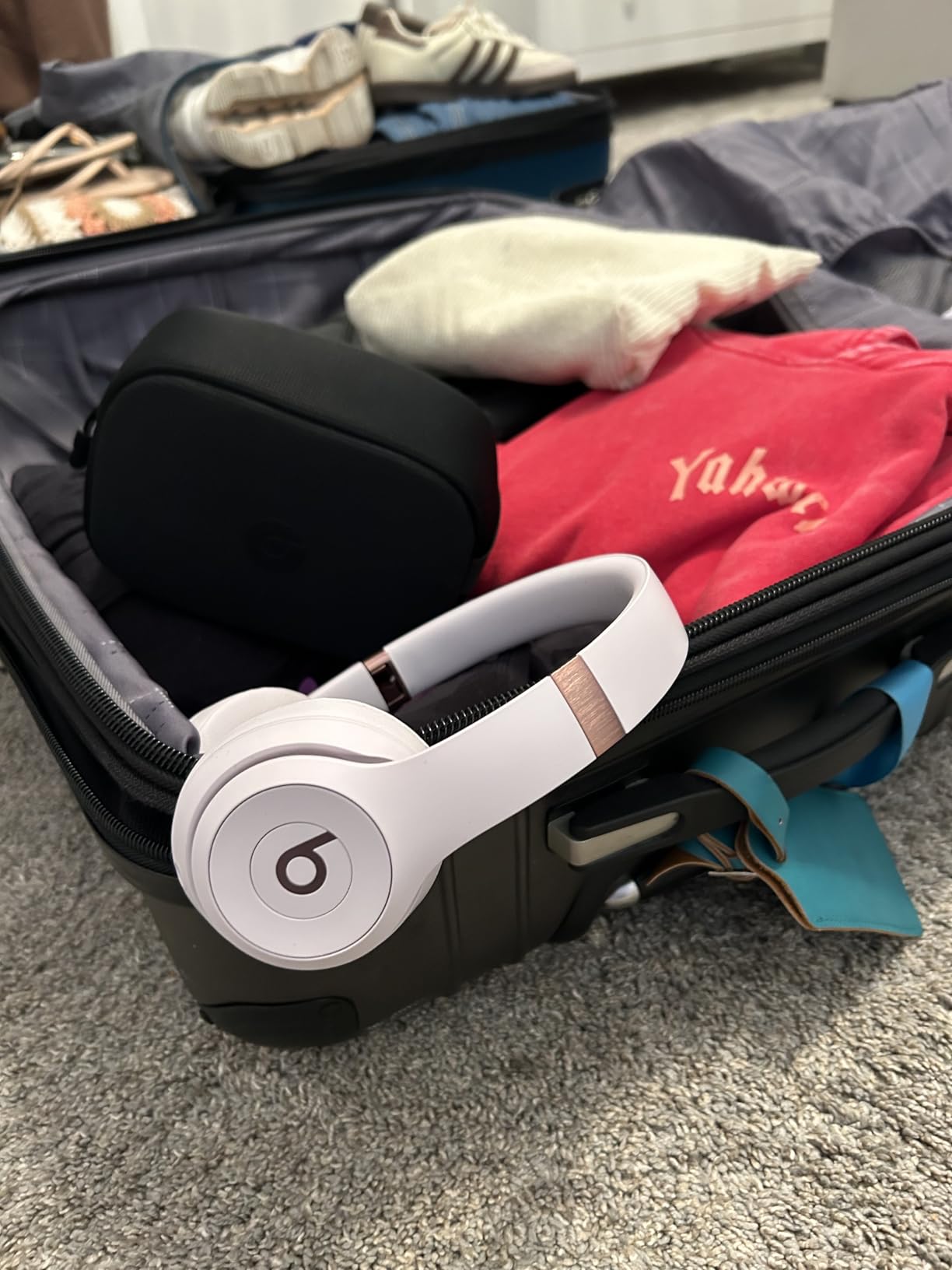 Beats Solo 4 - Wireless On-Ear Bluetooth Headphones, Up to 50-Hour Battery Life, Ultra-Lightweight Comfort, Powerful and Balanced Sound, Apple & Android Compatible - Customer Photo 2