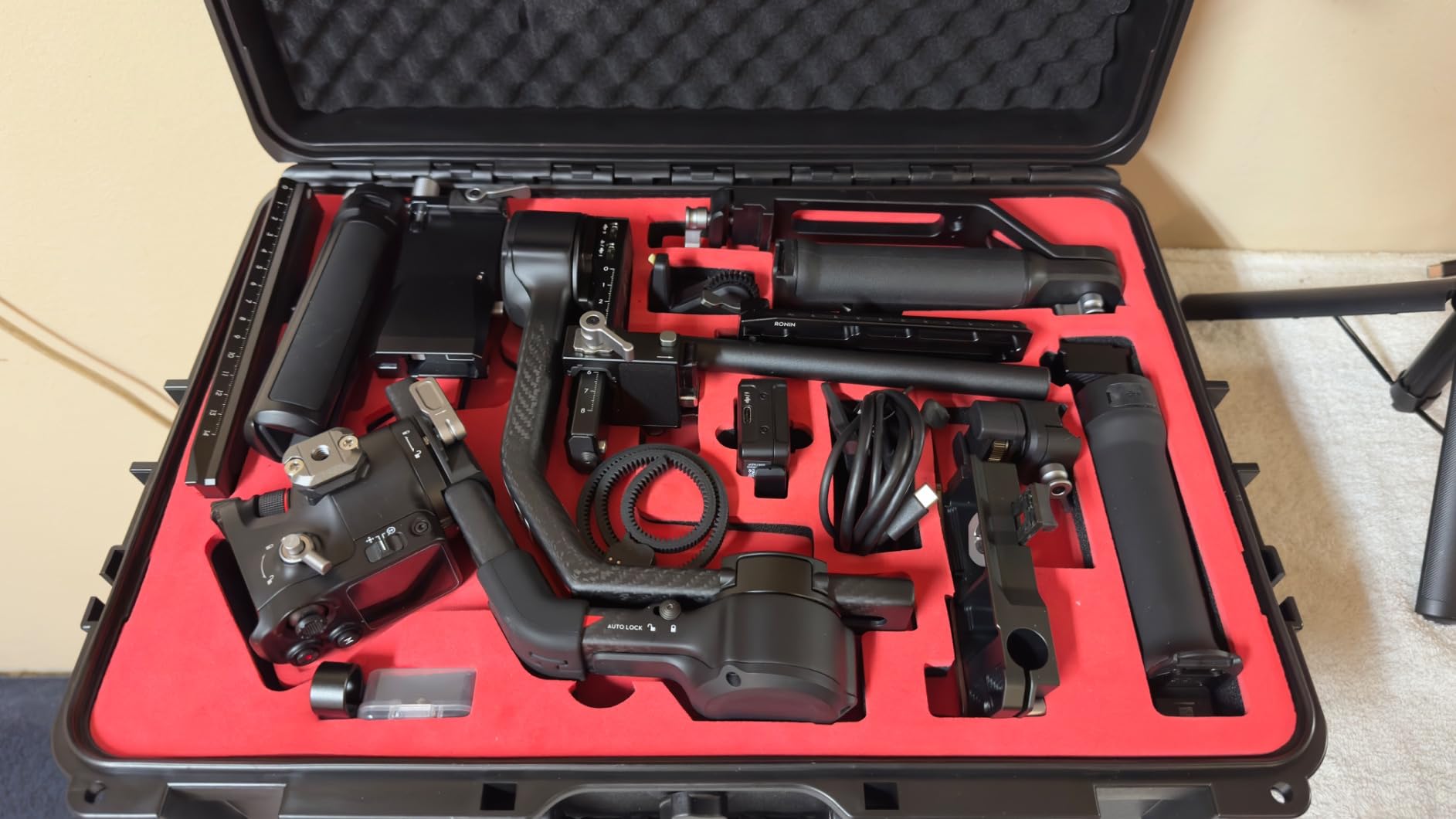 DJI RS 4 Pro Combo, 3-Axis Gimbal Stabilizer for DSLR & Cinema Cameras, Native Vertical Shooting, 4.5kg/10lbs Payload, Image Transmitter & Focus Pro Motor, Condenser Shotgun Microphone - Customer Photo 1