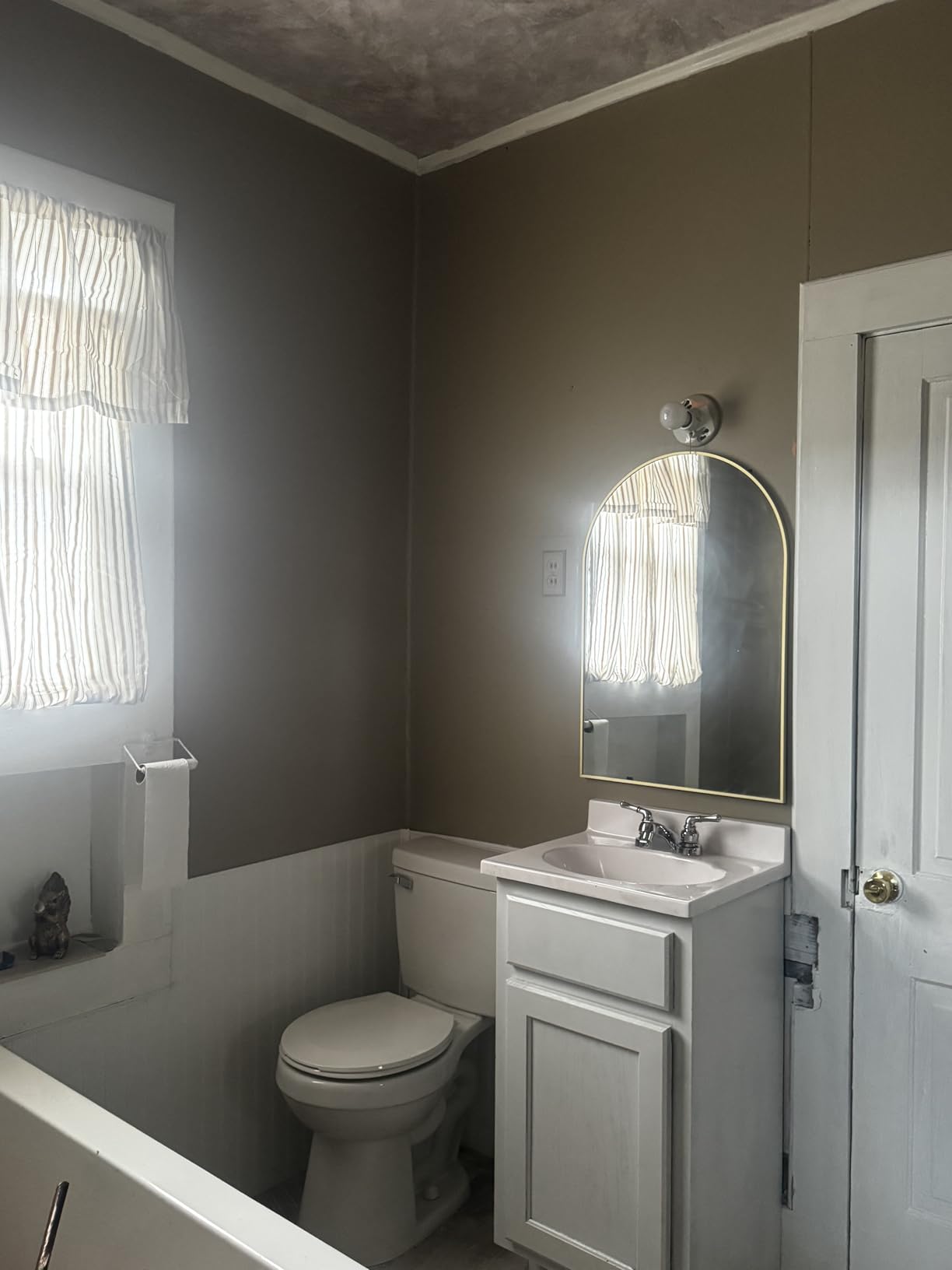 Metabo HPT 18V MultiVolt Compact Cordless Brad Nailer Kit, 18 Gauge Nailer with Power Tool 2.0Ah Lithium Ion Battery, Drives 5/8