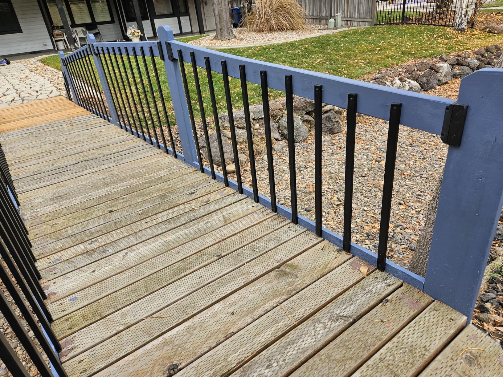 HZIU Deck Balusters,25 Pack Black Staircase Baluster with Screws, 26 Inch Metal Deck Spindles and Stairs Railing, Stylish Deck Railing for Outdoor Stair Deck Porch - Customer Photo 2