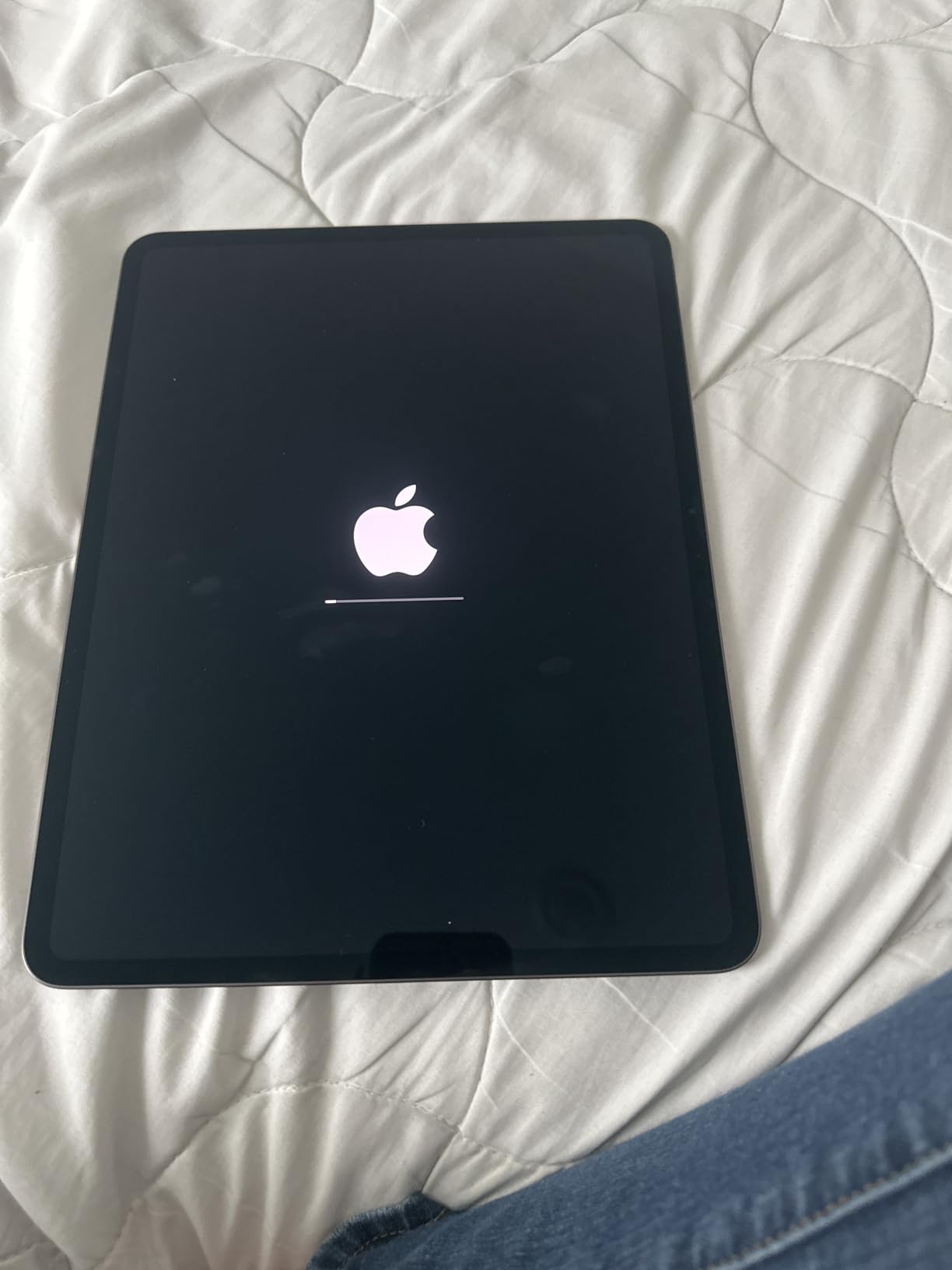 Apple iPad Pro 13-Inch (M4): Built for Apple Intelligence, Ultra Retina XDR Display, 256GB, 12MP Front/Back Camera, LiDAR Scanner, Wi-Fi 6E, Face ID, All-Day Battery Life - Space Black customer photo 2