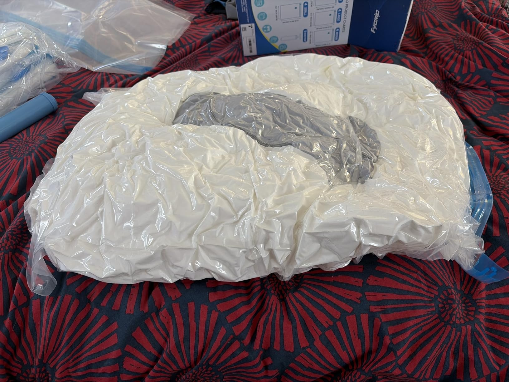 Fygrip 16 Combo Vacuum Storage Bags with Hand Pump, 4 Jumbo + 4 Large + 4 Medium + 4 Small Plastic Packaging Bags, 80% Space Saver Vacuum Seal Bags for Clothing, Travel Lugggage, Blankets, Comforters - Customer Photo 1