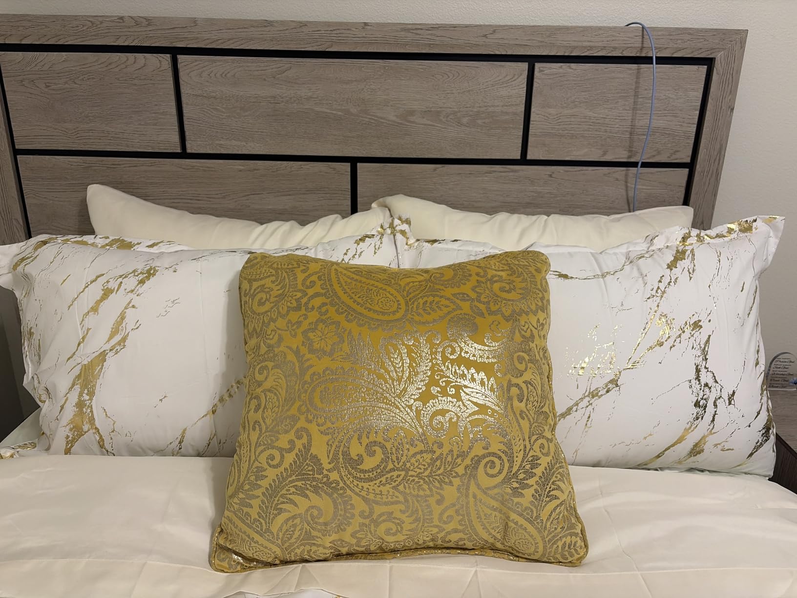 JOLLYVOGUE Pillows Queen Size Set of 2, Medium Supportive Bed Pillows with Super Soft Down Alternative Fill, Luxury Fluffy Hotel Quality for Side, Back, and Stomach Sleepers - Customer Photo 1