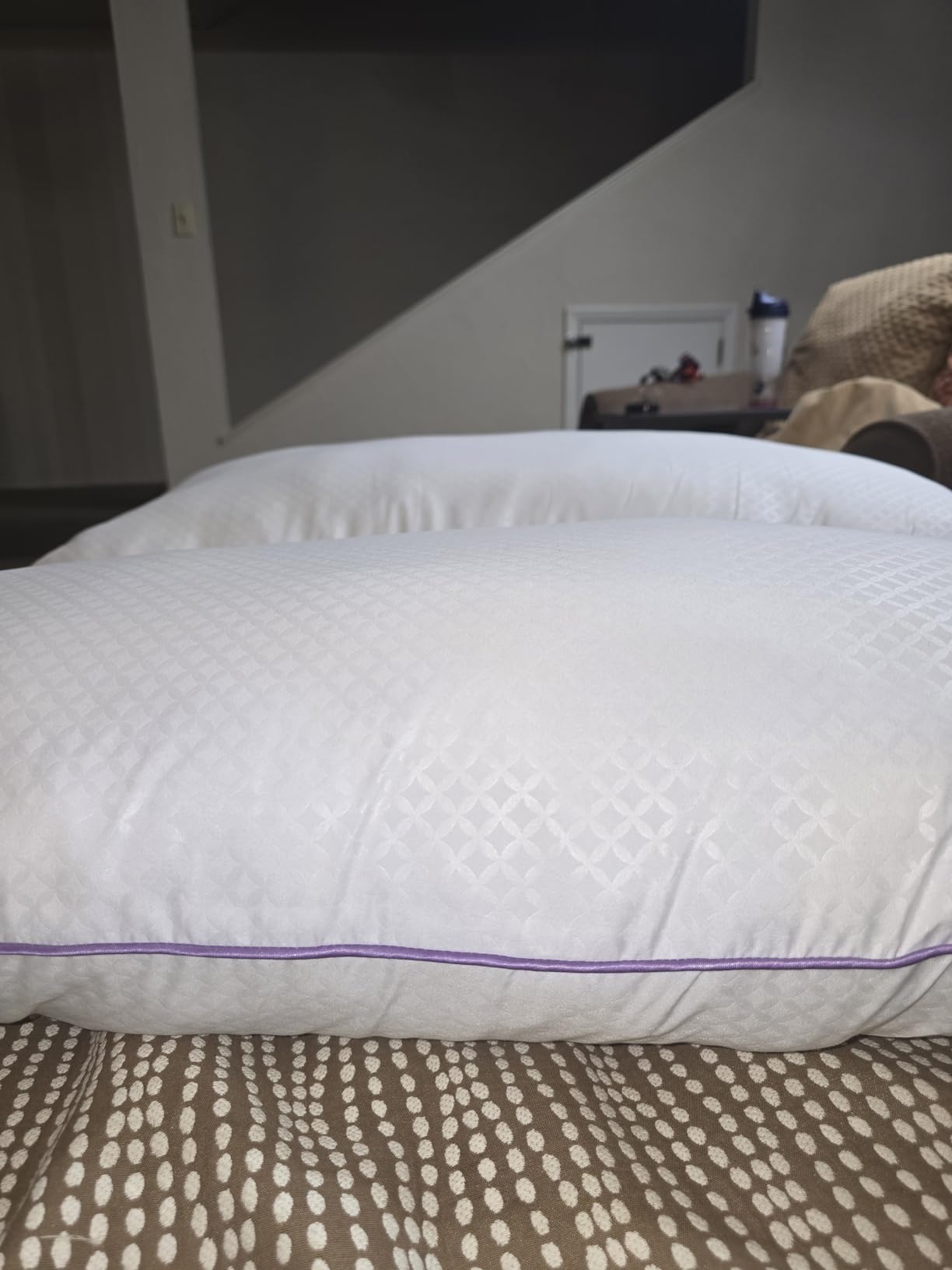 JOLLYVOGUE Pillows Queen Size Set of 2, Medium Supportive Bed Pillows with Super Soft Down Alternative Fill, Luxury Fluffy Hotel Quality for Side, Back, and Stomach Sleepers - Customer Photo 2