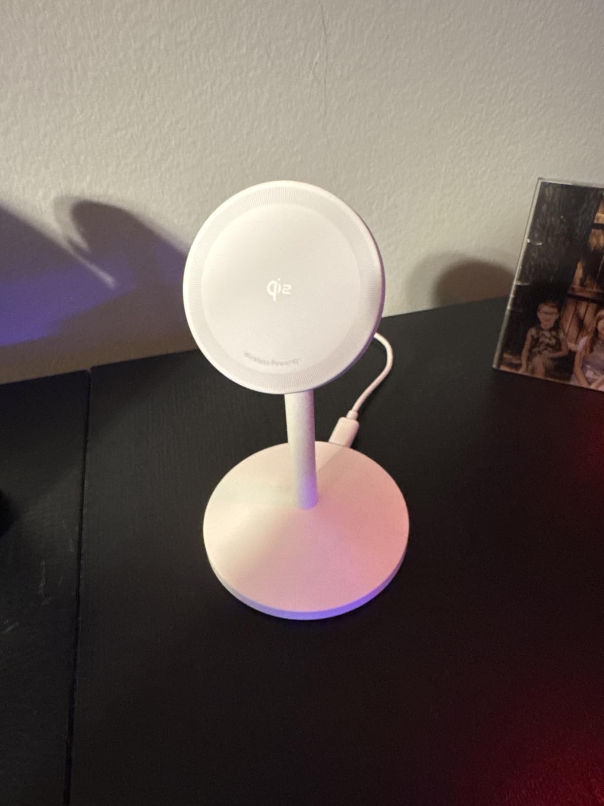 Anker MagGo iPhone 17 MagSafe Charger Compatible Stand, 15W Fast Magnetic Wireless Charging Station, Qi2 Certified 360 Wireless Charger, Magnetic Stand for iPhone 17/16/15/14/13 Series (No Adapter) - Customer Photo 1