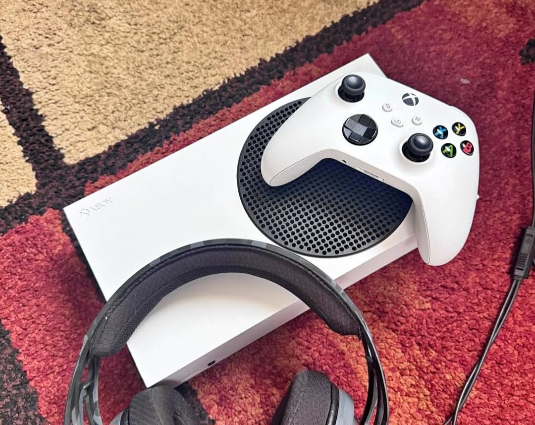 Xbox Series S - All Digital Gaming Console - 512GB SSD - Includes Wireless Controller - 120FPS - Robot White - Customer Photo 1