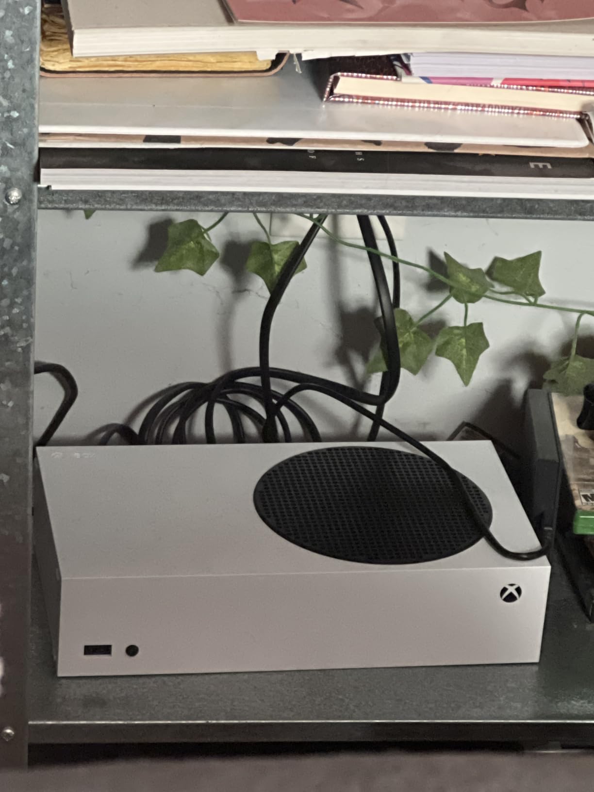 Xbox Series S - All Digital Gaming Console - 512GB SSD - Includes Wireless Controller - 120FPS - Robot White - Customer Photo 2