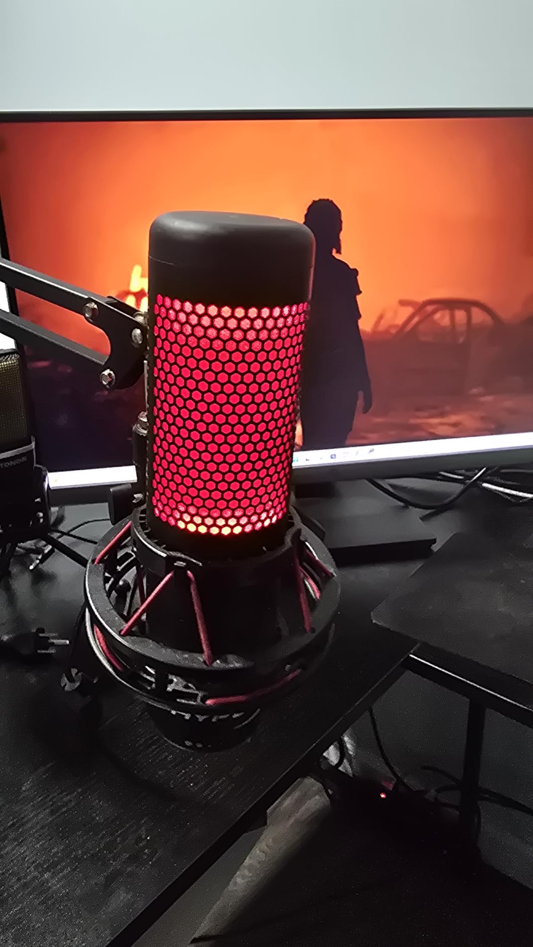 HyperX QuadCast 2 – USB Microphone for Gaming, Streaming and Podcasting, with On-Board Controls, LED Lighting, Removable Shock Mount, PC, Mac, PS5, PS4, USB-C - Black - Customer Photo 1