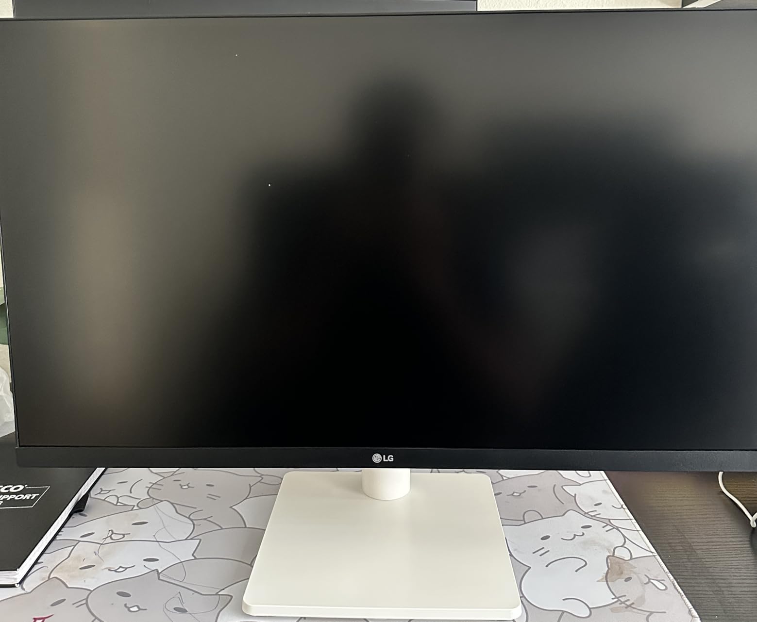 LG 27US500-W Ultrafine Monitor 27-Inch 4K UHD (3840x2160) HDR10 IPS Borderless Design Reader Mode Flicker Safe Switch App HDMI DisplayPort - White - Customer Photo 4