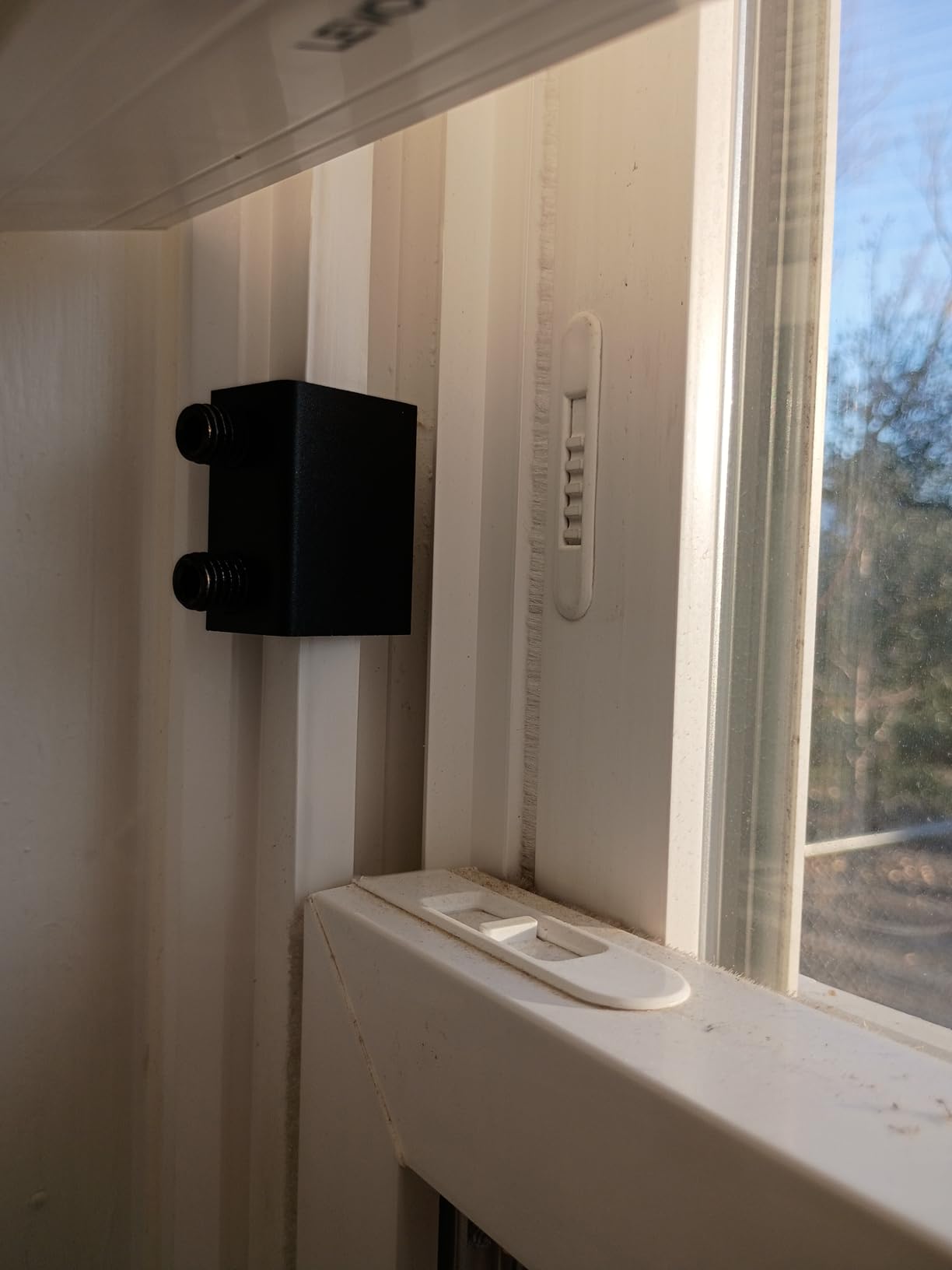 ZRFCXE Window Locks,4 Pack Sliding Window Locks with Key for Vertical & Horizontal Sliding Windows Doors,Easv to Install,Adjustable Security Window Lock for Patio Bedroom Home and Office (Black) - Customer Photo 1