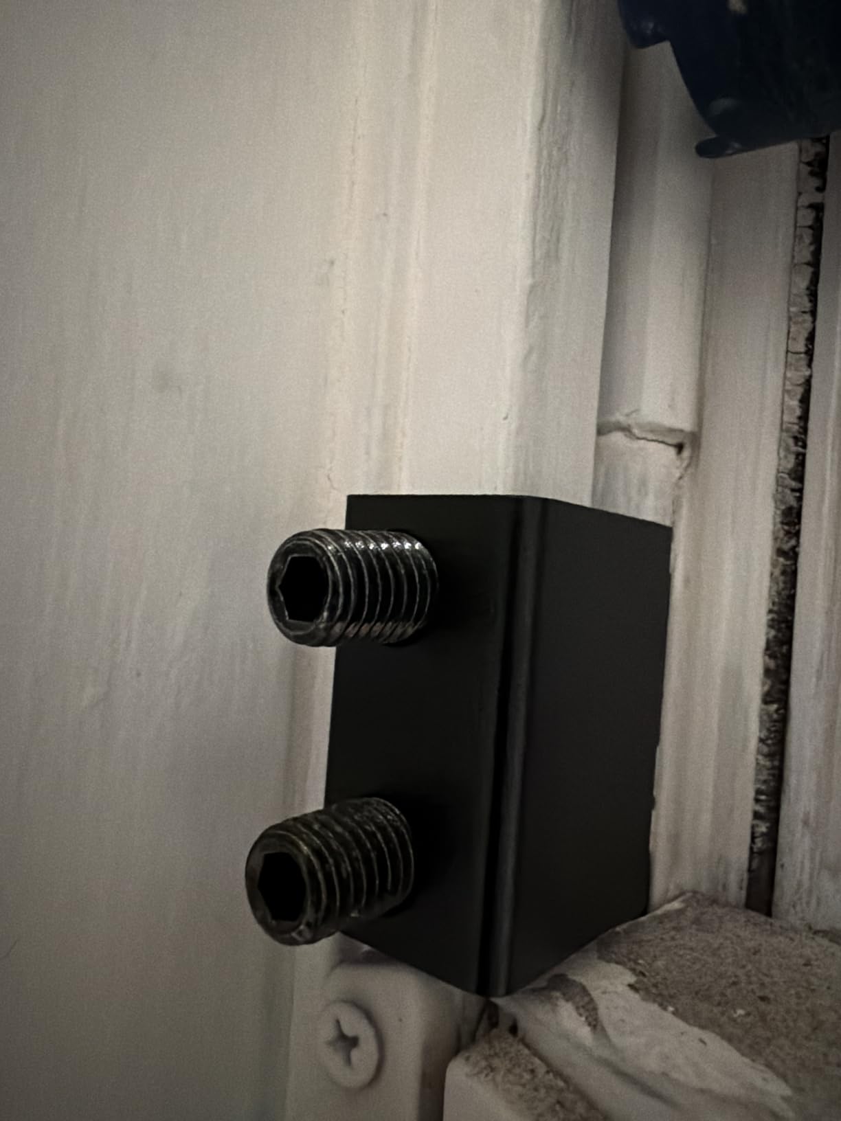 ZRFCXE Window Locks,4 Pack Sliding Window Locks with Key for Vertical & Horizontal Sliding Windows Doors,Easv to Install,Adjustable Security Window Lock for Patio Bedroom Home and Office (Black) - Customer Photo 2