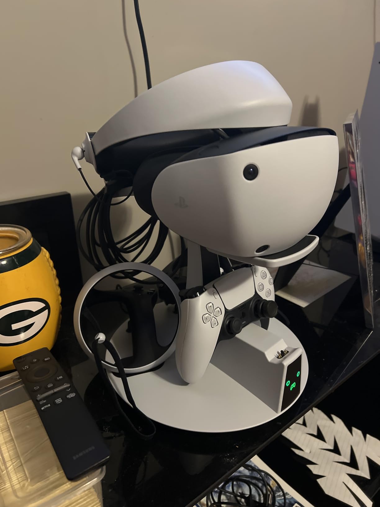 KIWI design D2 3-in-1 Controller Charging Station for PSVR2 and PS5 with VR Display Stand and LED-Charging Indicator - Customer Photo 3