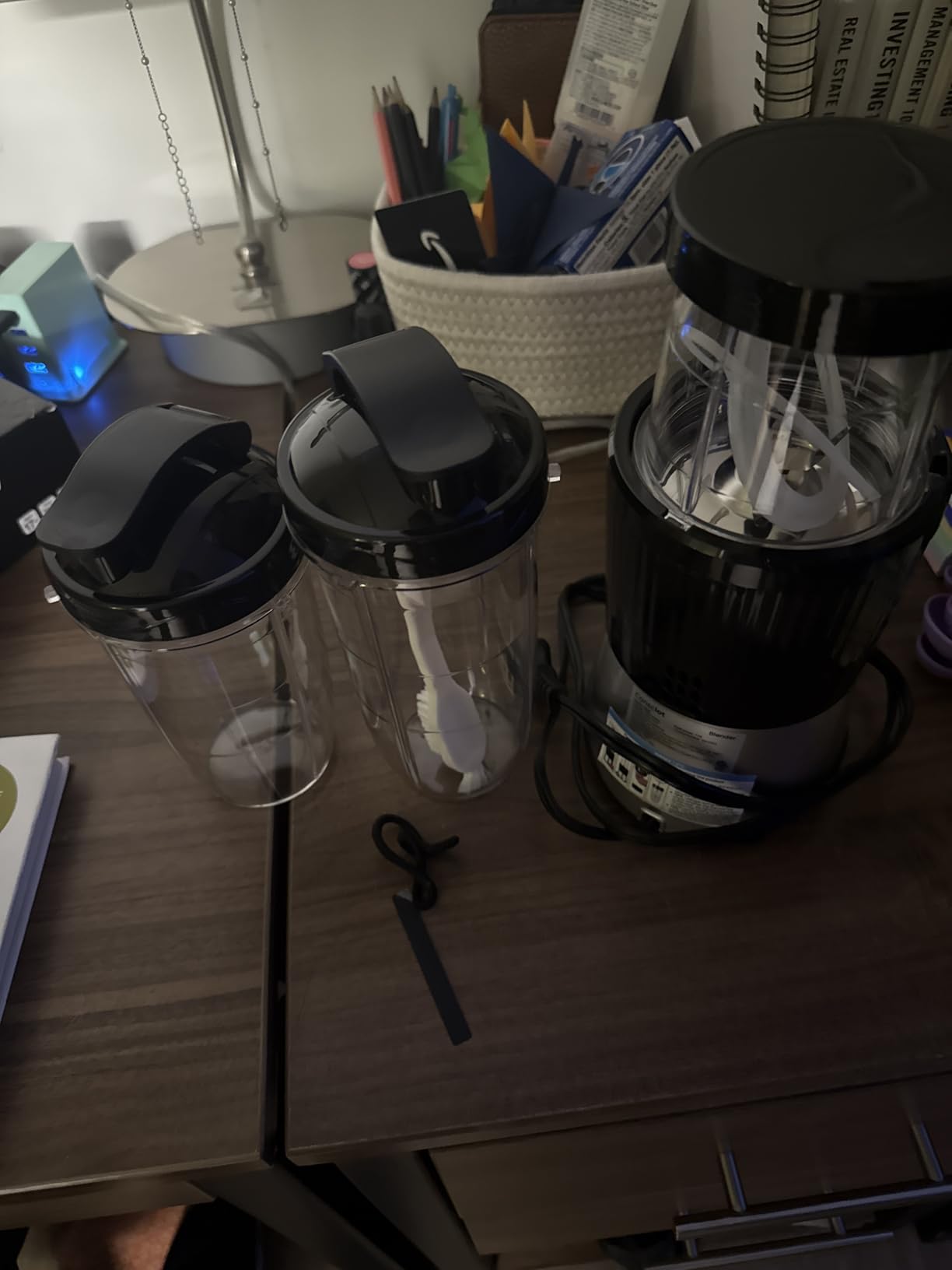 Consciot CB08 11-Piece Blender for Kitchen and Personal Size, Blend Shakes and Smoothies, Frozen Drinks, Baby Food, Spreads & More, 3 Portable To-Go Cups & 2 Spout Lids & 1 Solid Lid, 900 Peak Watts - Customer Photo 1