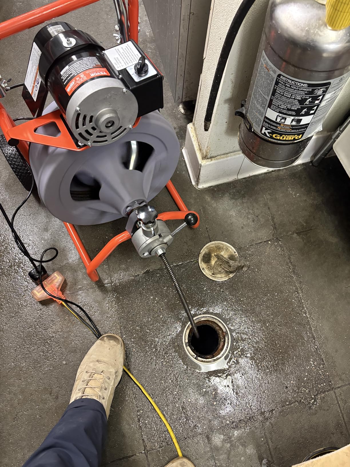 VEVOR Drain Cleaner Machine 100FT x 1/2 Inch, Auto Feed Sewer Snake Drain Auger on Wheels, Portable Drain Cleaning Machine with 8 Cutters & Air-activated Foot Switch for 2