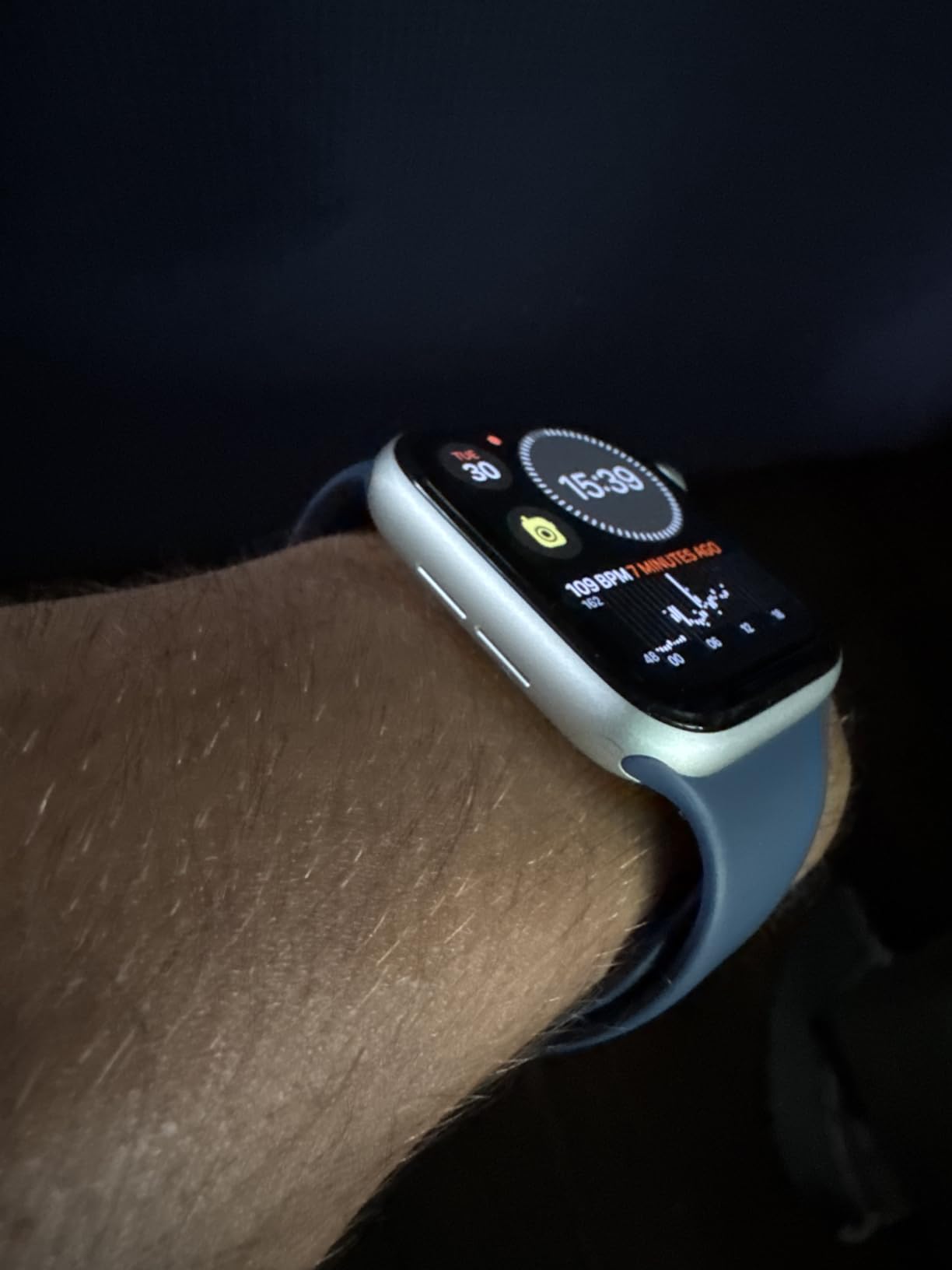 Apple Watch SE (2nd Gen) [GPS 40mm] Smartwatch with Midnight Aluminum Case with Midnight Sport Band S/M. Fitness and Sleep Trackers, Crash Detection, Heart Rate Monitor, Retina Display - Customer Photo 2