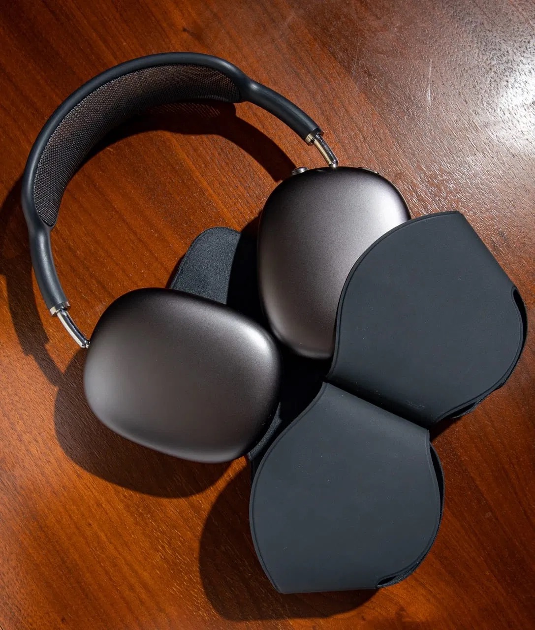 Apple AirPods Max Wireless Over-Ear Headphones, Pro-Level Active Noise Cancellation, Transparency Mode, Personalized Spatial Audio, USB-C Charging, Bluetooth Headphones for iPhone - Purple - Customer Photo 2