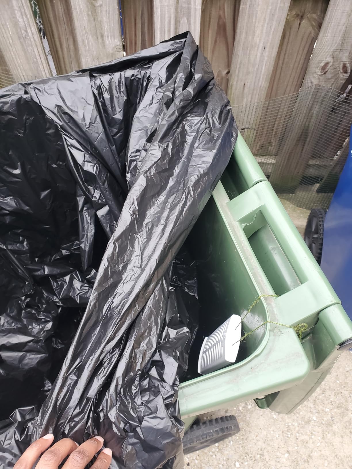 Hot Shot Flying Insect Trap, Discreet, Hassle-Free Trap Attracts, Captures House Flies and Fruit Flies, 24/7 Continuous Attraction, No Plug-in Or Electricity Needed, 6 Count - Customer Photo 1