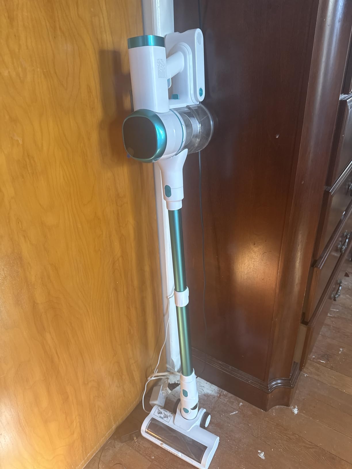 Tikom V500 Cordless Vacuum Cleaner for Home, 40000Pa/450W Stick Vacuum with LED Touch Screen, Charging Wall Dock, Anti-Tangle, Lightweight Handheld Vacuum for Pet Hair, Hard Floor, Carpet - Customer Photo 1