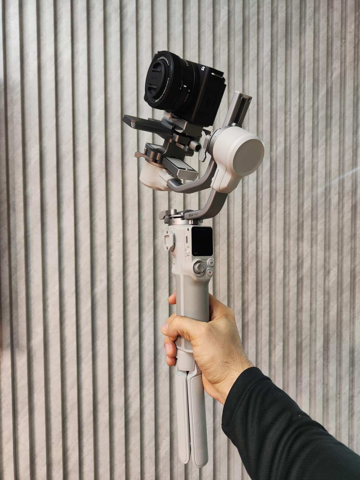 DJI RS 4 Mini Combo, Gimbal Stabilizer for Cameras, Auto Axis Locks, Intelligent Tracking, 2kg/4.4lbs Payload with Briefcase Handle - Customer Photo 1