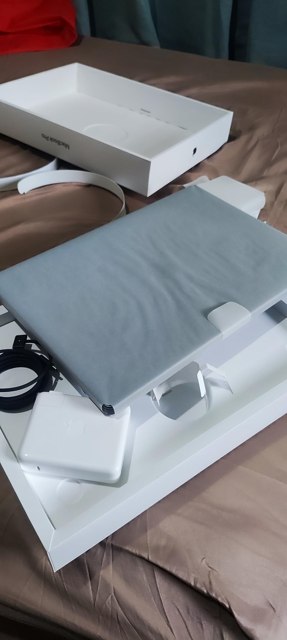 Apple 2024 MacBook Pro Laptop with M4 Max, 14-core CPU, 32-core GPU: Built for Apple Intelligence, 16.2-inch Liquid Retina XDR Display, 36GB Unified Memory, 1TB SSD Storage; Space Black - Customer Photo 4