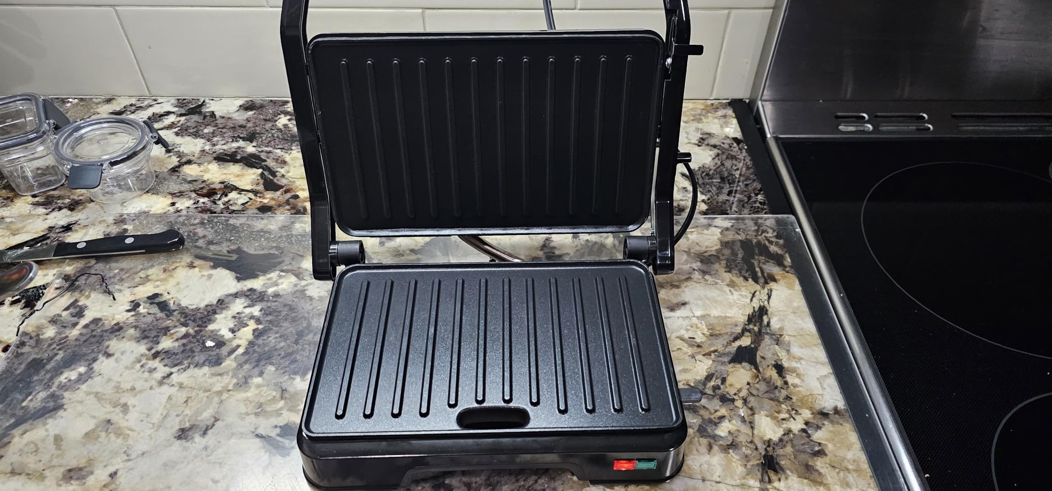 Amazon Basics Belgian Waffle Maker with Round 8-inch Ceramic Non-Stick Plate, Browning Control, Black - Customer Photo 1