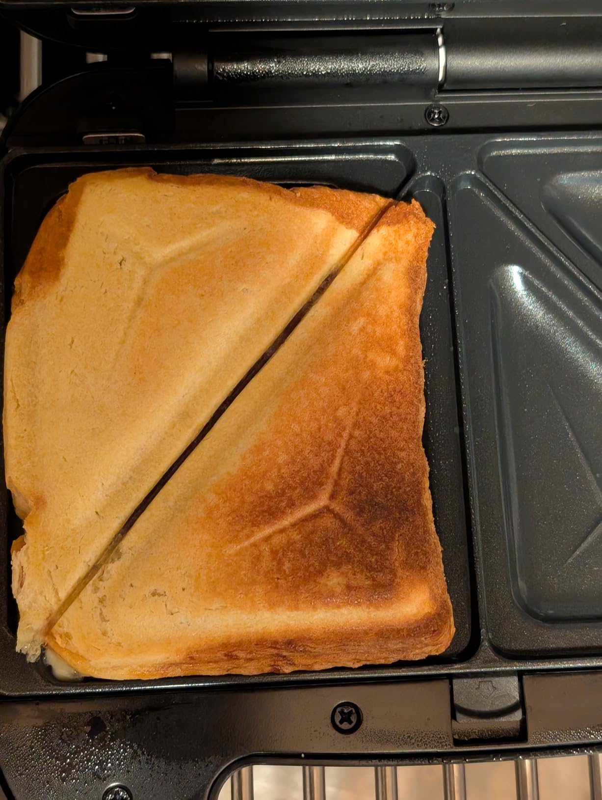 Amazon Basics Belgian Waffle Maker with Round 8-inch Ceramic Non-Stick Plate, Browning Control, Black - Customer Photo 2