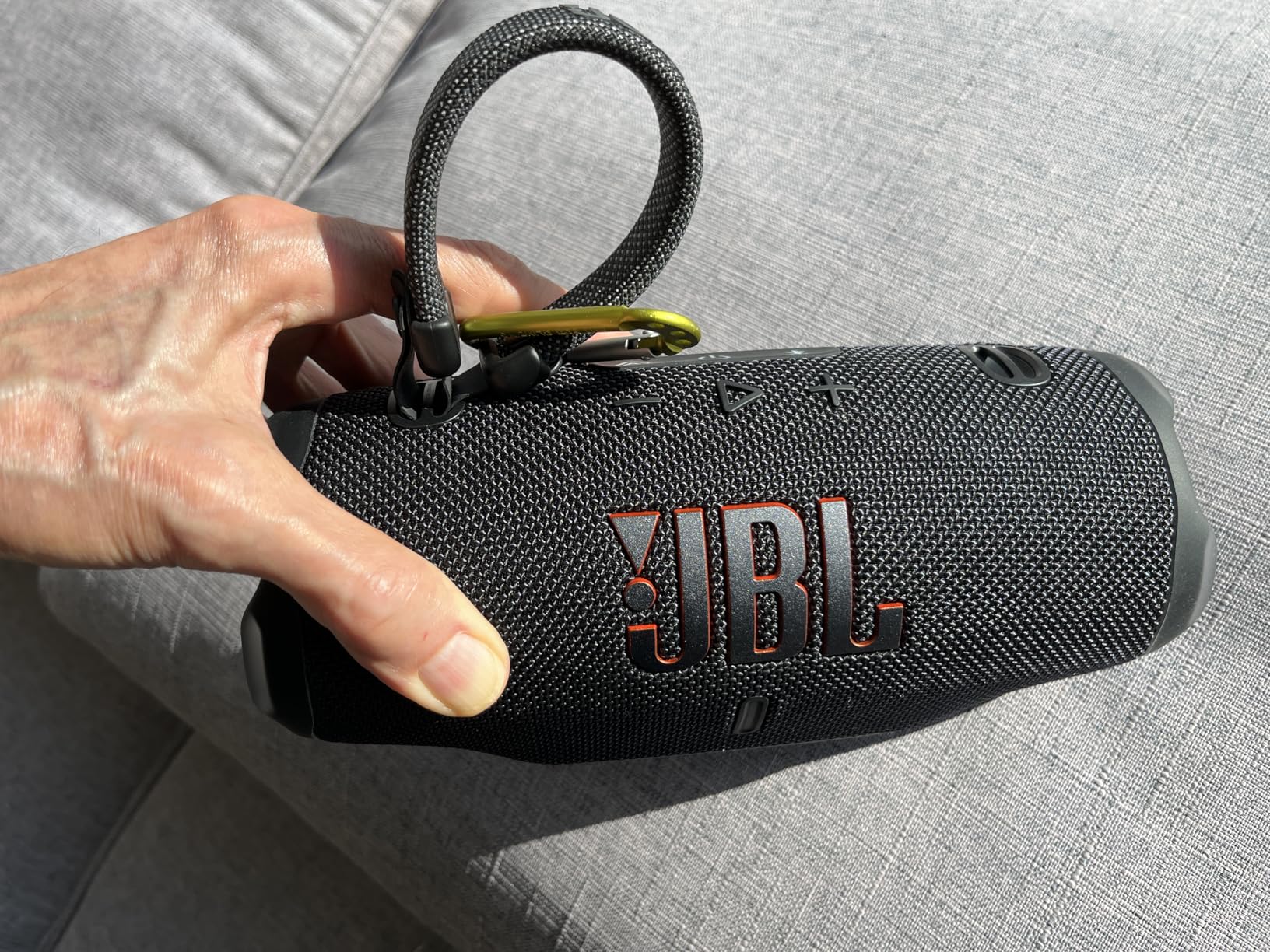 JBL Charge 6 - Portable Waterproof & Drop-Proof Bluetooth Speaker, Bold JBL Pro Sound with AI Sound Boost, 28Hrs of Playtime, Built-in powerbank & Comes with a Sturdy/Removable Carrying Strap (Black) customer photo 2