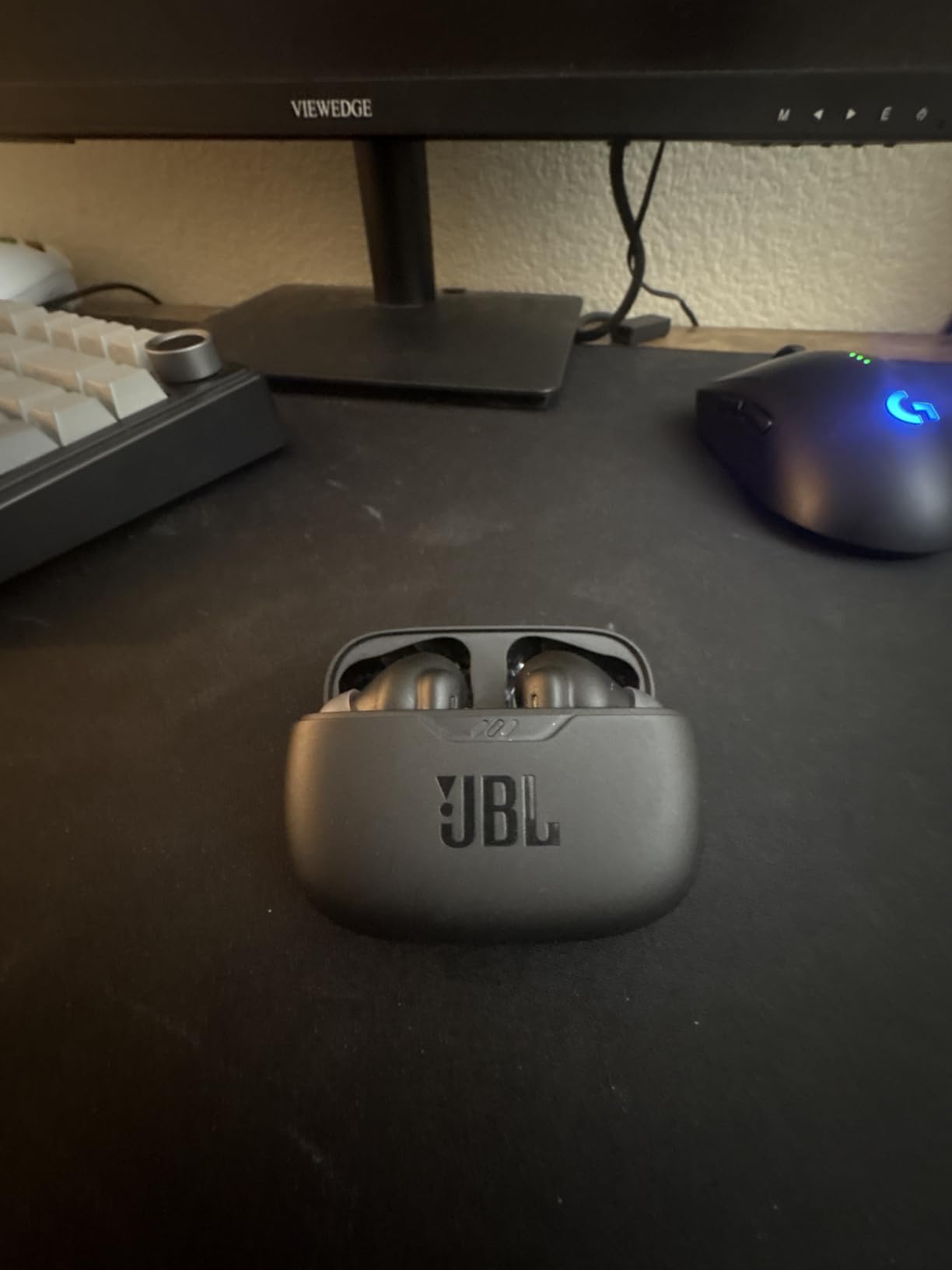 JBL Vibe Beam 2 - True Wireless Noise Cancelling Earbuds with JBL Pure Bass Sound & Smart Ambient technology, 4mics for crisp, clear calls, up to 40Hrs of Playback, IP54 Dust & Water resistant (Black) - Customer Photo 1