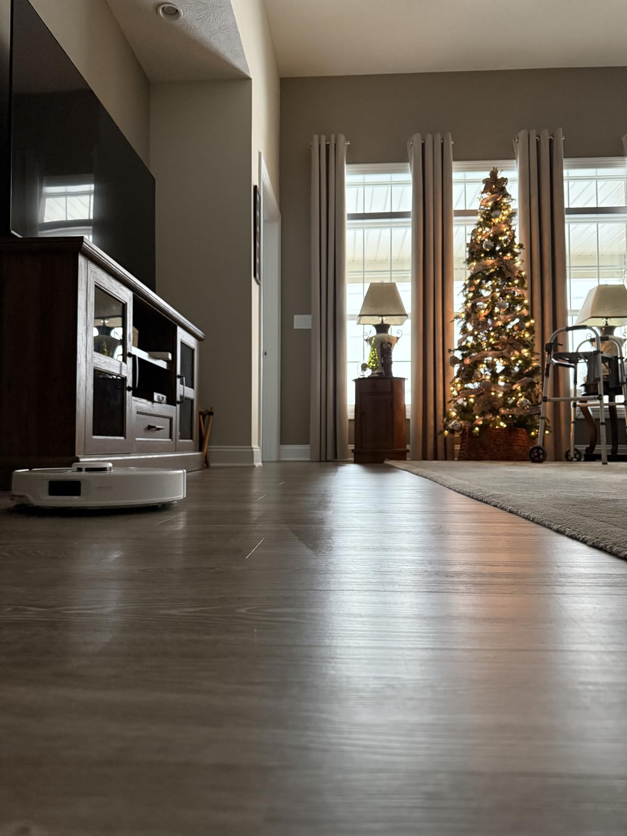 Qrevo Curv S5X Robot Vacuum and Mop, 18500Pa Suction, Zero-Tangling Design, FlexiArm Side Brush, Reactive Tech Obstacle Avoidance, 10 Weeks Self-Emptying, Auto Washing for Hard Floor, Corner - Customer Photo 1