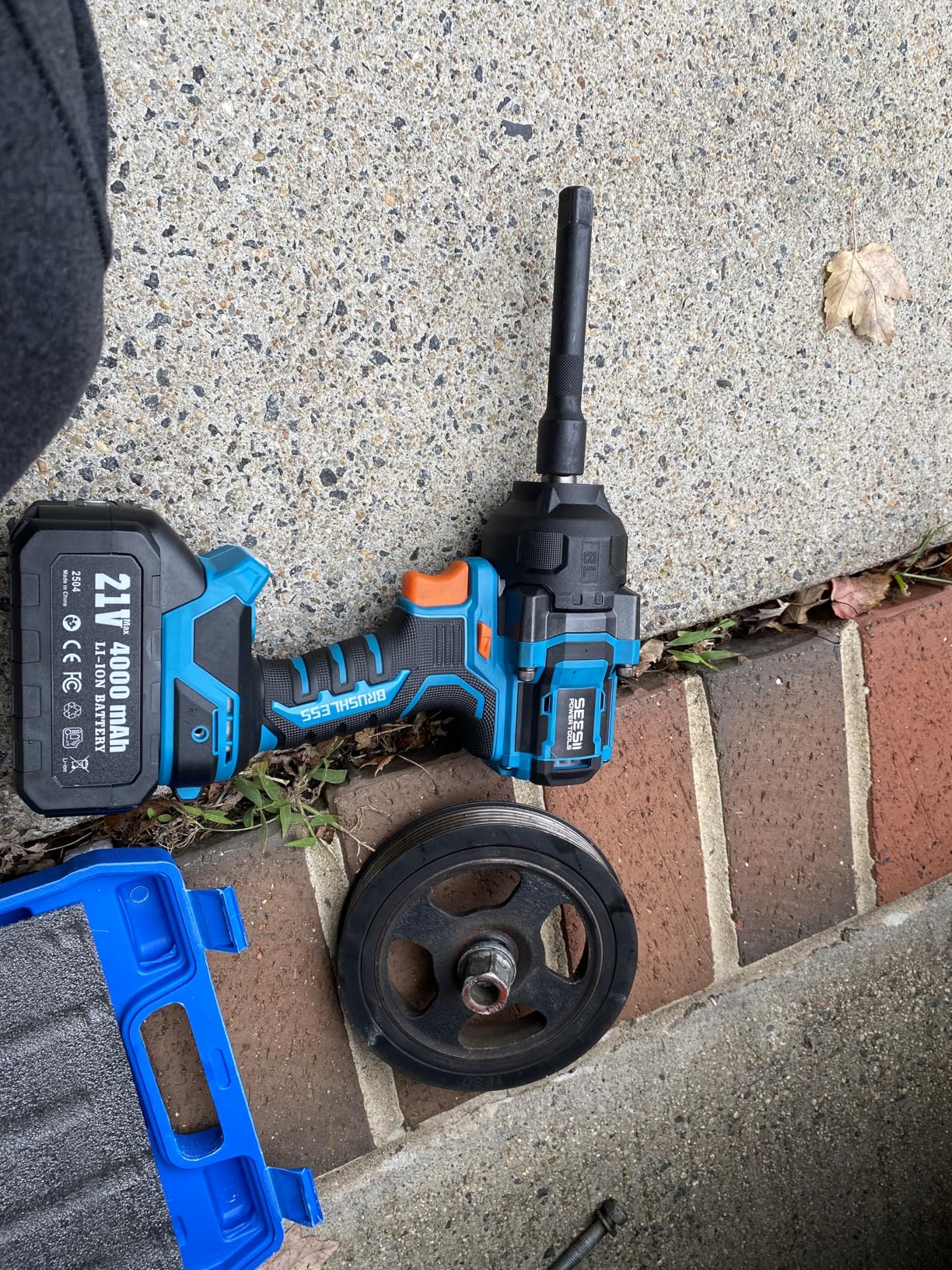 Seesii Impact Wrench 886 Ft-lbs(1200N.m), 1/2 High Torque Impact Gun with 21V 2x4.0Ah Battery, Electric Impact Driver, 2900IPM, 5 Socket, Cordless Impact Wrench for Home Car/Mower/Pickup/Truck RV - Customer Photo 5